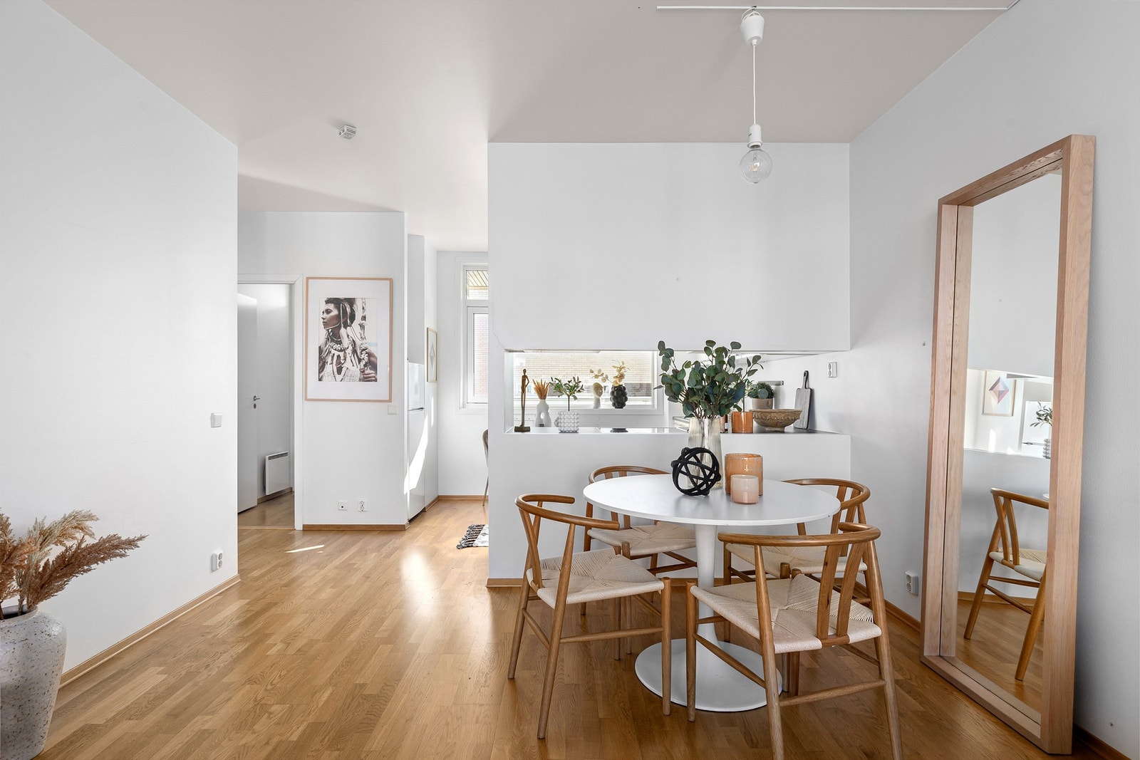 I tillegg til et sofahjørne er det også god plass til en spisegruppe i stuen Galleribilde