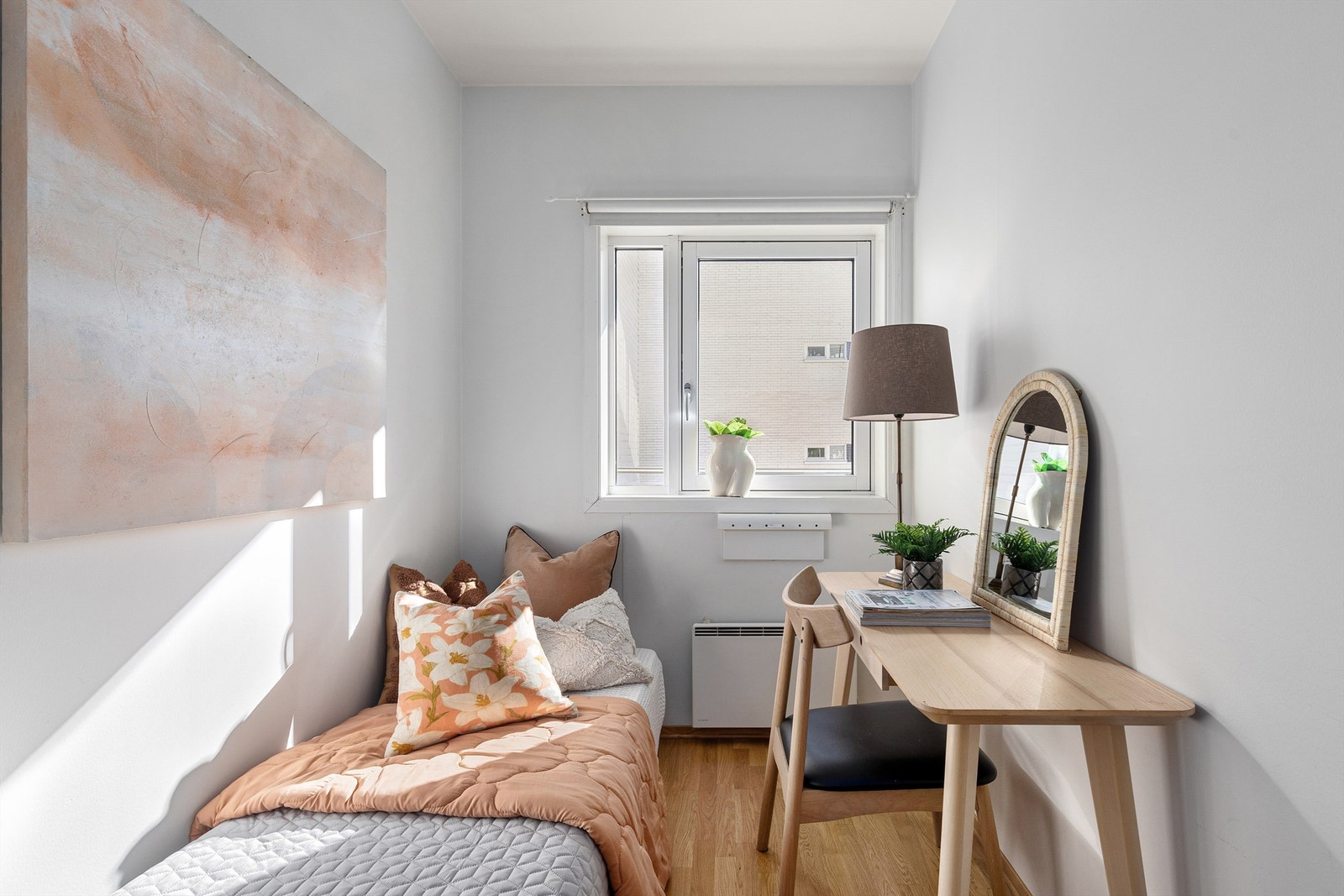 Soverom plassert lengst unna stuen er et naturlig barnerom/gjesterom, men kan også fint brukes som et hjemmekontor Galleribilde