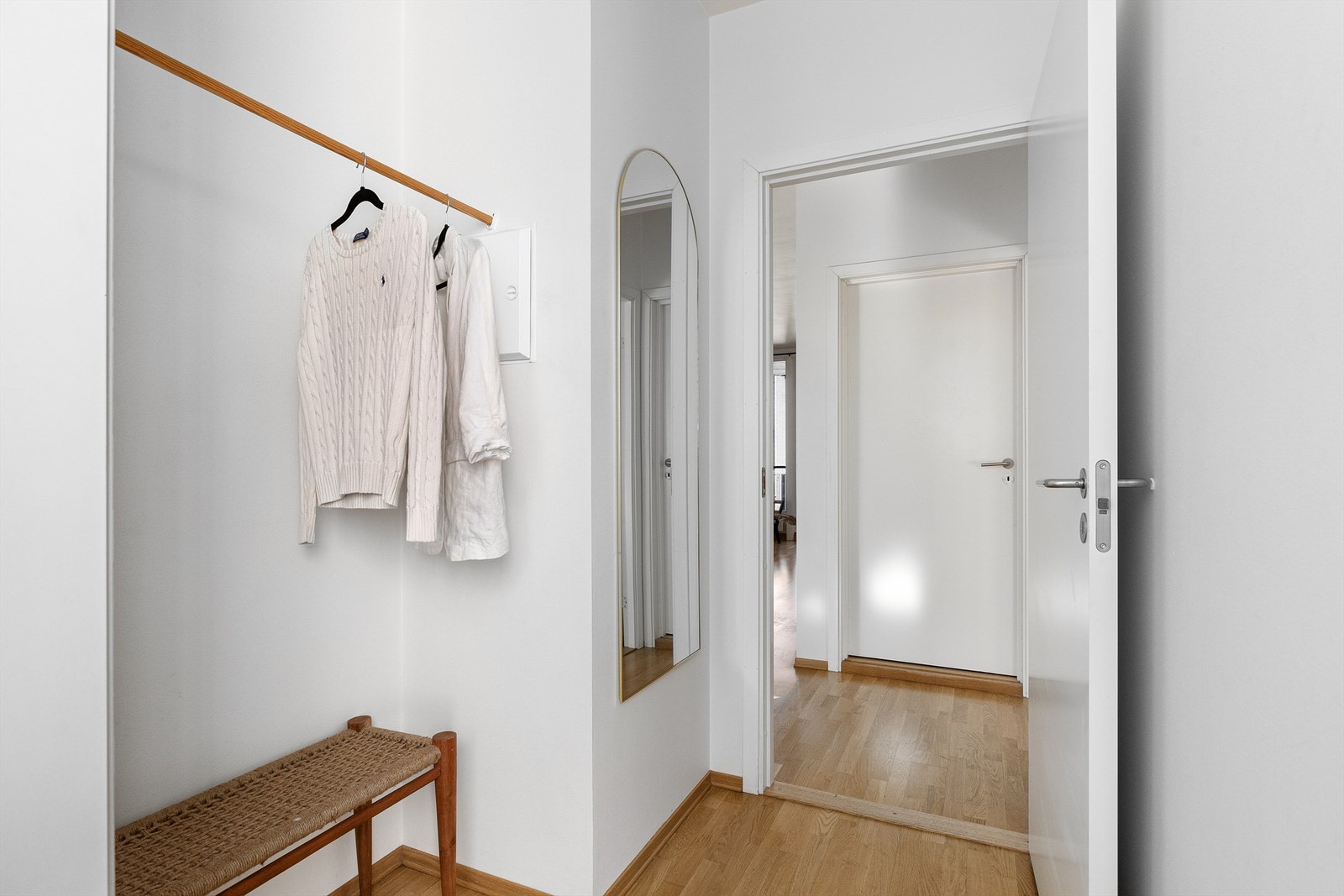 Entré med plass til henge fra seg yttertøy og sette fra seg sko Galleribilde