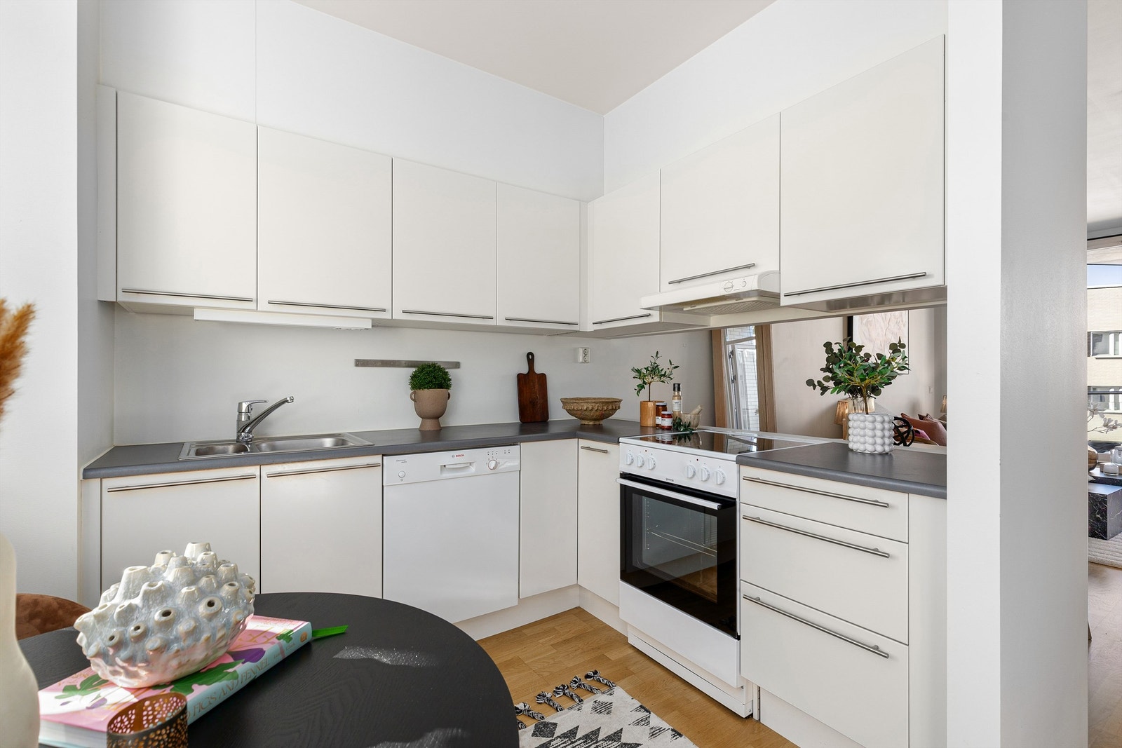 Pen og velholdt kjøkkeninnredning fra byggeår Galleribilde