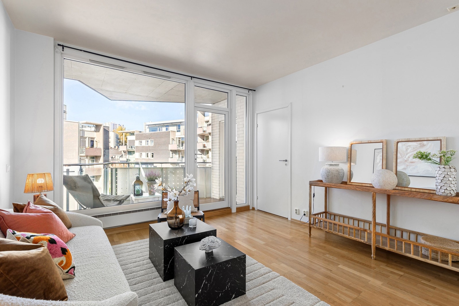 Leiligheten har et stilrent og moderne design med blant annet listefrie overganger til tak Galleribilde