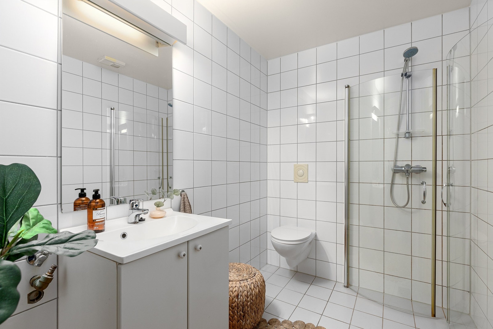 Lyst og flislagt baderom med gulvvarme Galleribilde