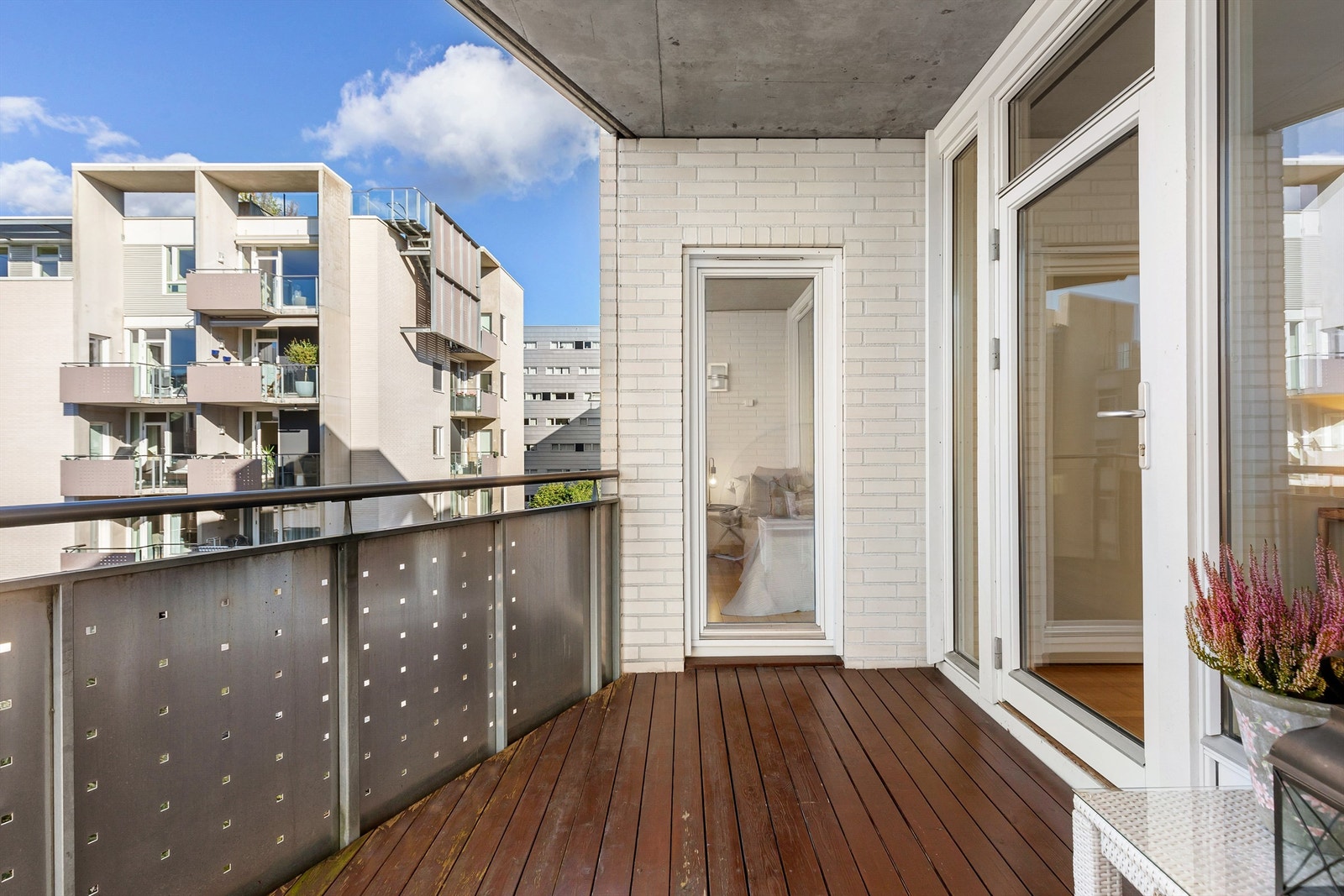 På balkongen er det både utebelysning og stikkontakt på vegg Galleribilde