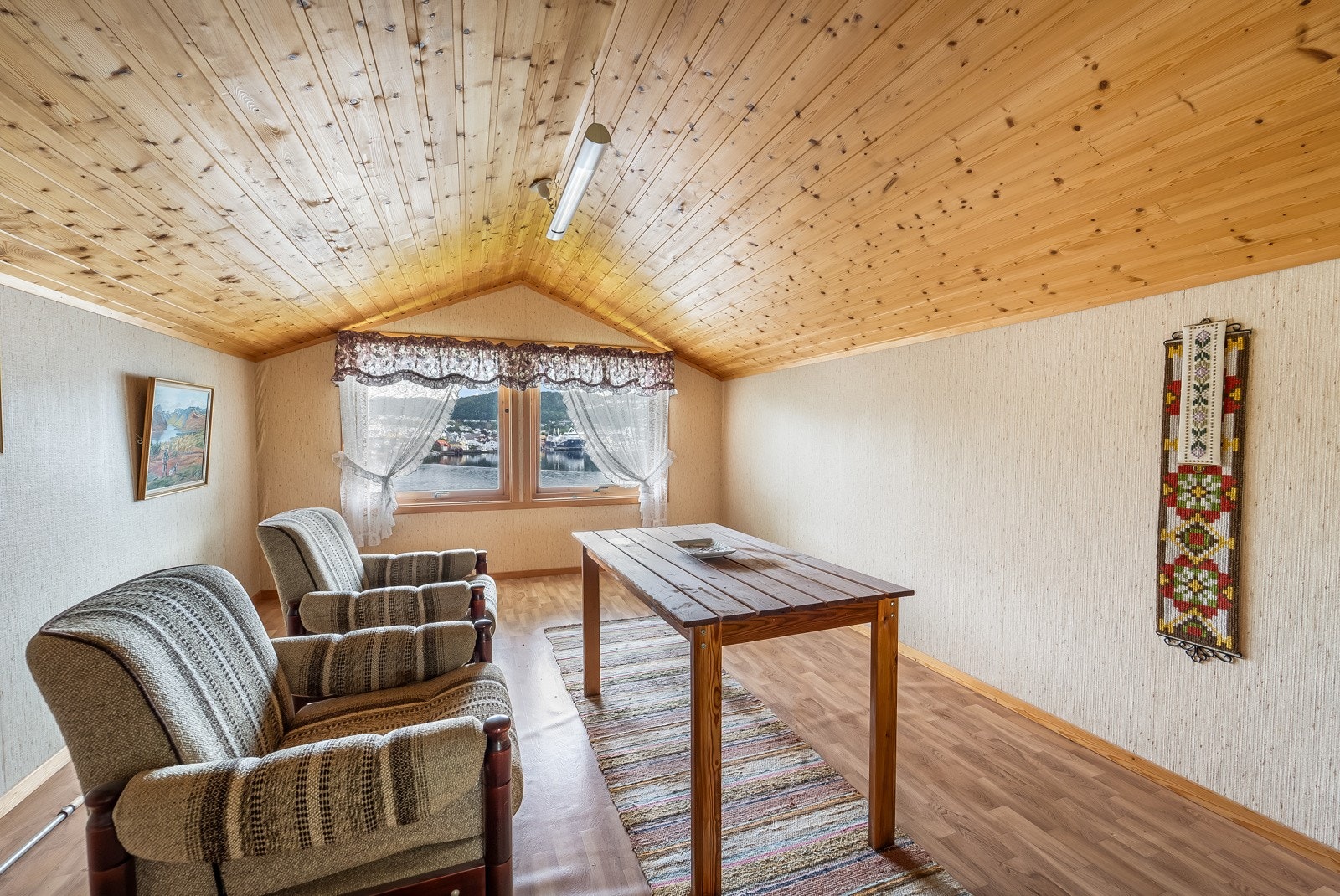 Loftstue / Abeidsrom i overetasjen. Her er også 2 kott og en bod. Galleribilde