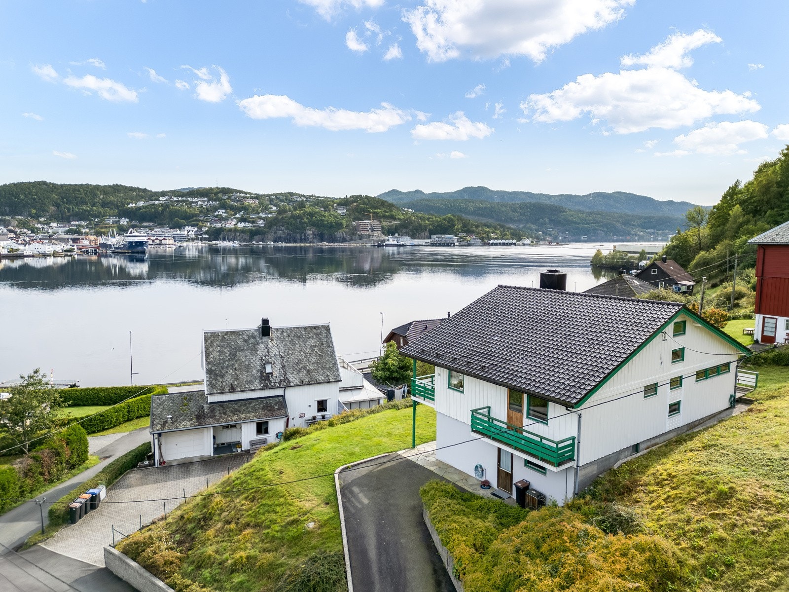 Velkommen til Tjørsvågveien 36! En romslig enebolig med flott utsikt over byfjorden og sentrum! Galleribilde