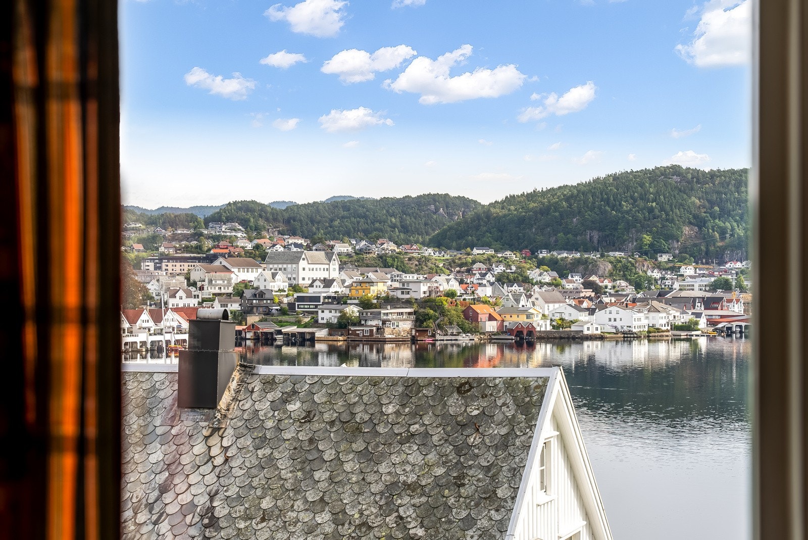 Utsikt over byfjorden og sentrum. Galleribilde