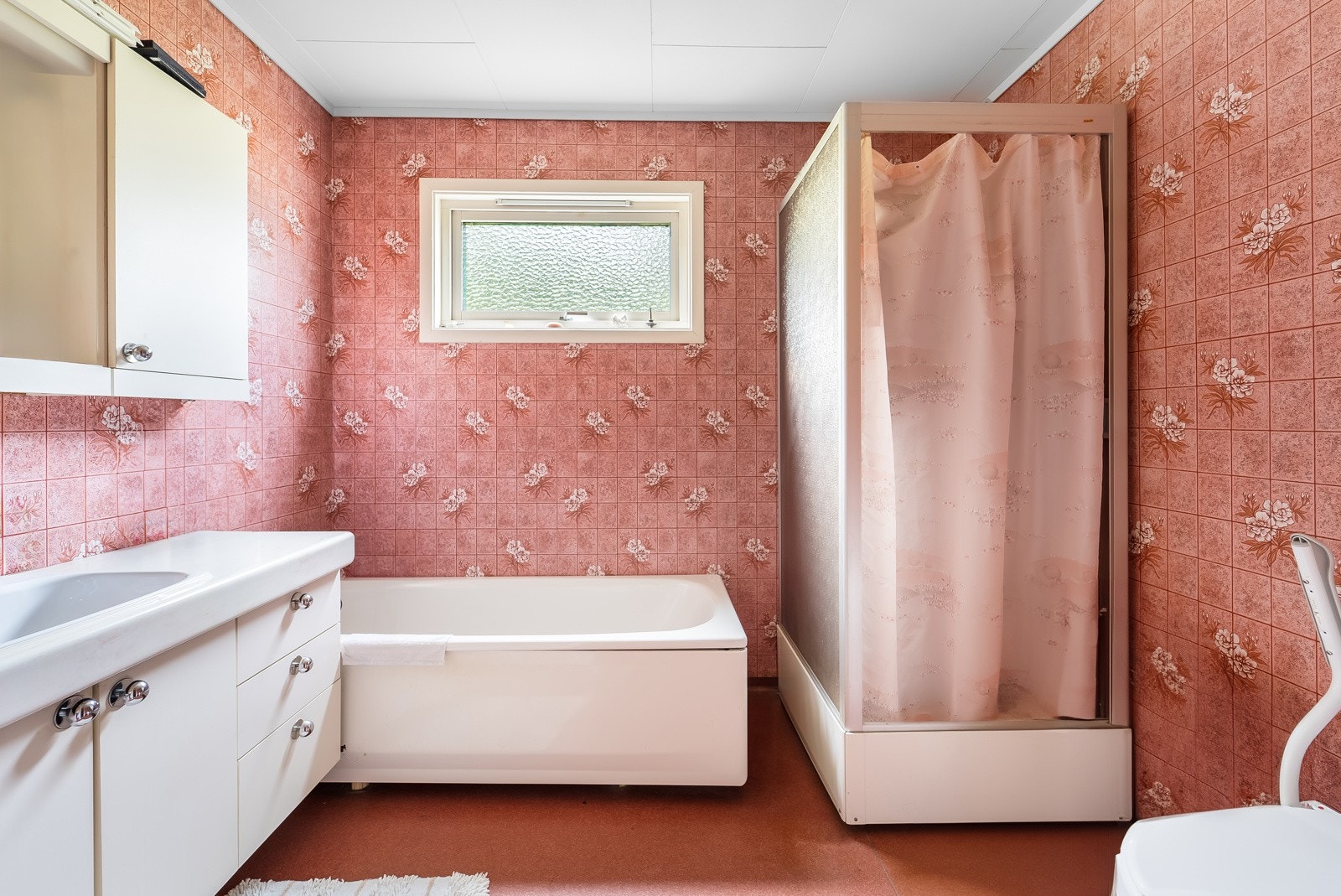 Vegg i vegg er badet med dusj og badekar. Galleribilde