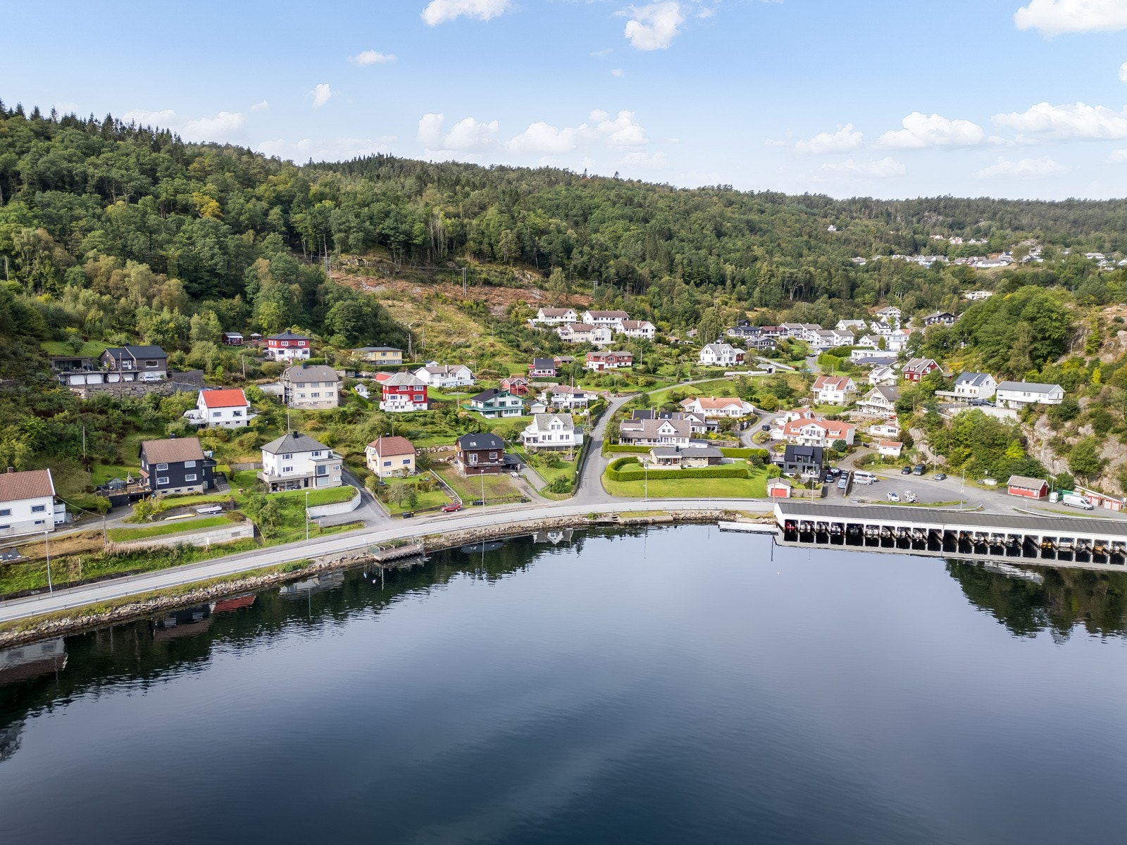 Boligen ligger i et rolig og etablert boligfelt innerst i byfjorden. Galleribilde