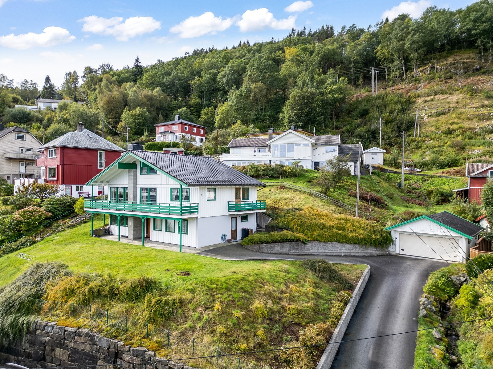 Boligen ligger på en romslig tomt på 931 kvm. med frittstående garasje og asfaltert innkjørsel. Galleribilde