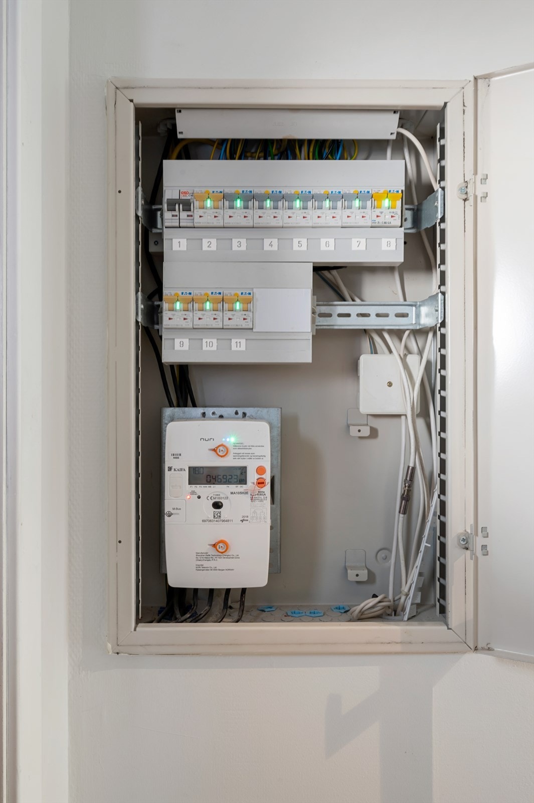 Leiligheten har hatt en total gjennomgang av det elektriske anlegget, og det er skiftet ut all innhold i sikringsskap til sikringer med jordfeilbryter i hver kurs. Galleribilde