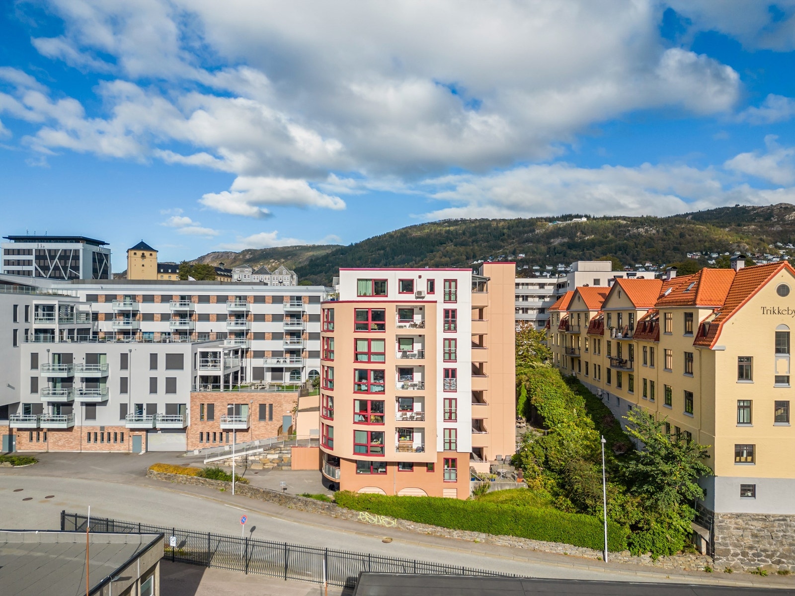 Bygget er oppført i år 2000 og har en attraktiv beliggenhet i Bergen sentrum på Møhlenpris med kort vei til alt man trenger i hverdagen. Galleribilde