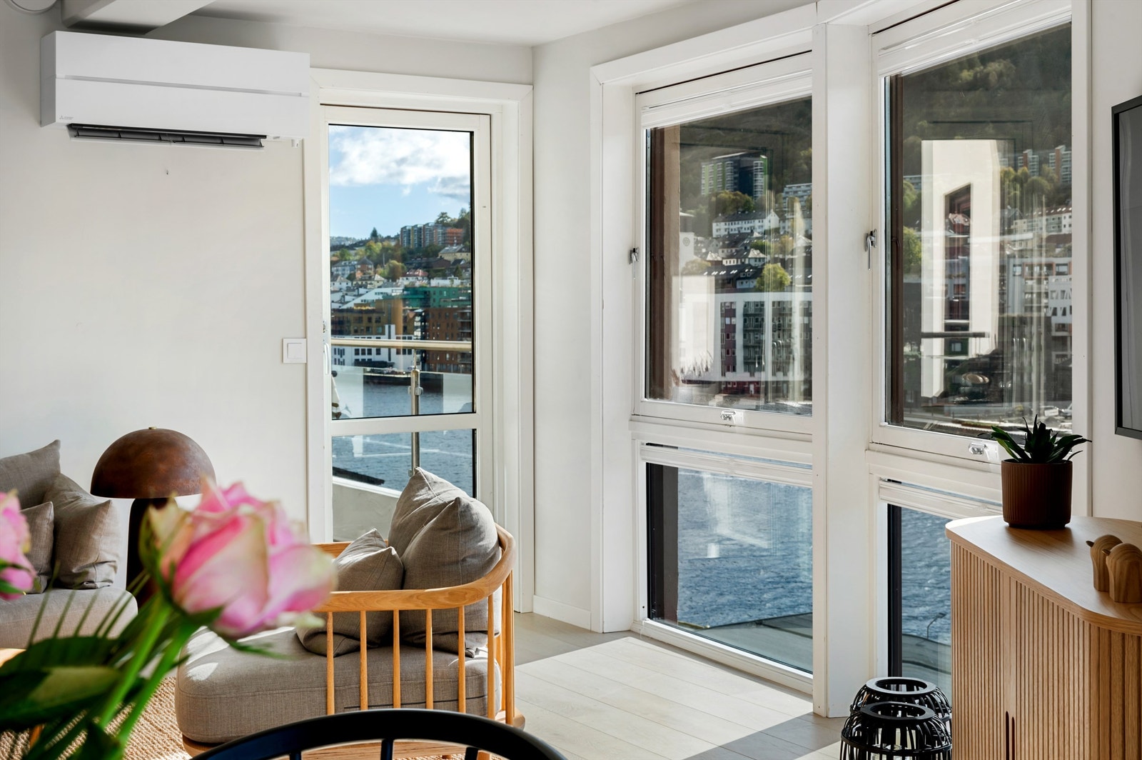 I stuen er det montert nyere varmepumpe med aircondition Galleribilde
