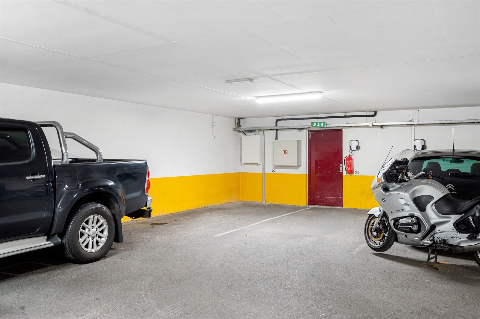 Leiligheten har fast parkeringsplass i felles garasjeanlegg innerst i garasjen på nederste nivå rett ved inngangen til heis. Det er lagt opp til å kunne montere el-bil lader. Galleribilde