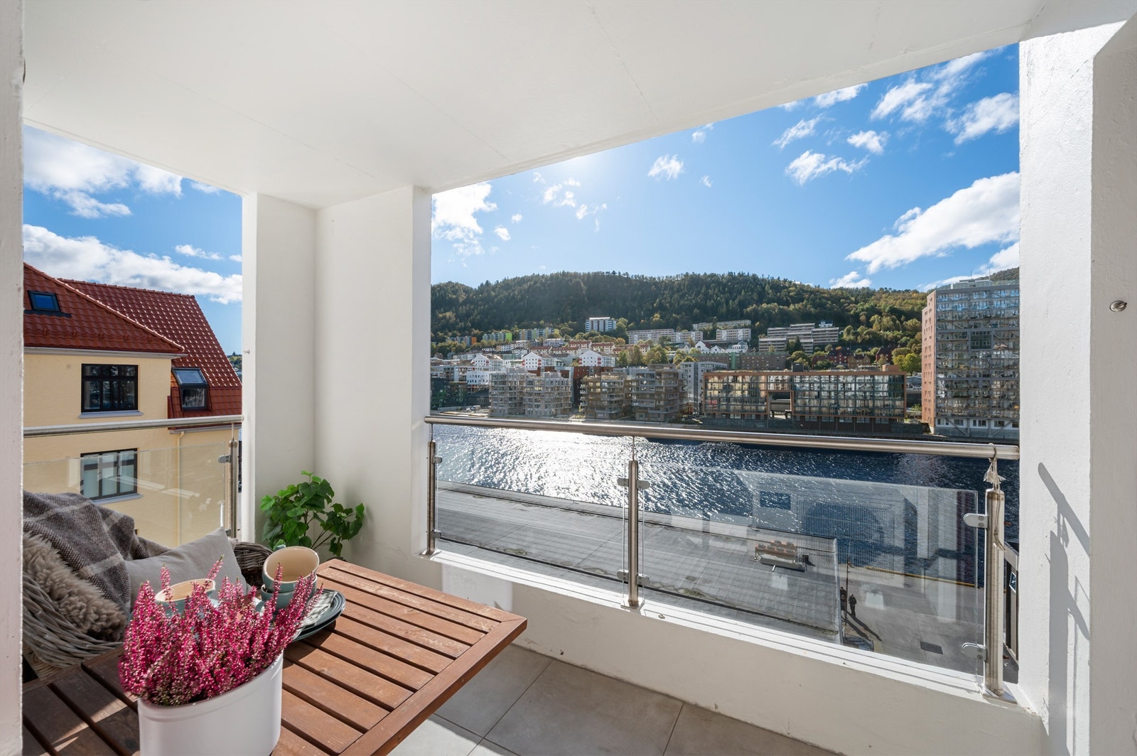Lun og overbygget terrasse som kan brukes hele året uansett vær og vind. Det er også montert varmelampe. Galleribilde