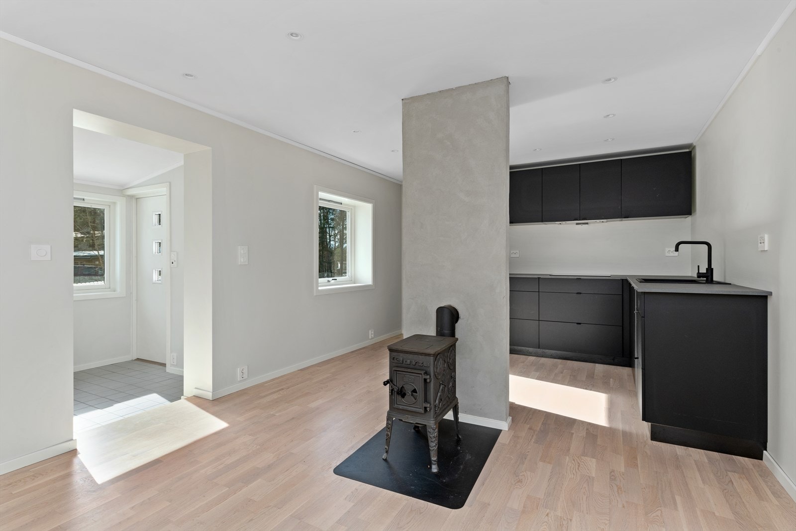 Hytten byr på lyse og luftige rom. Galleribilde