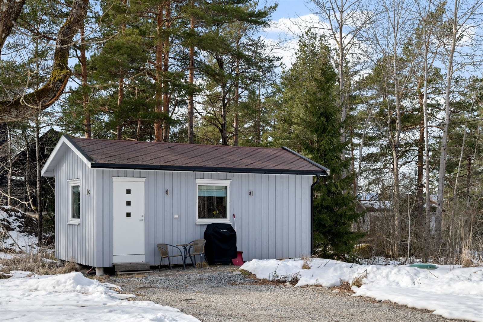 I følge takstmann er uthuset opprinnelig uisolert enkelt uthus, som nå er fult innredet til boligformål og benyttes til utleie. Innredningen av uthuset er ikke søkt om eller godkjent hos kommunen - se pkt. ferdigattest for mer informasjon. Galleribilde