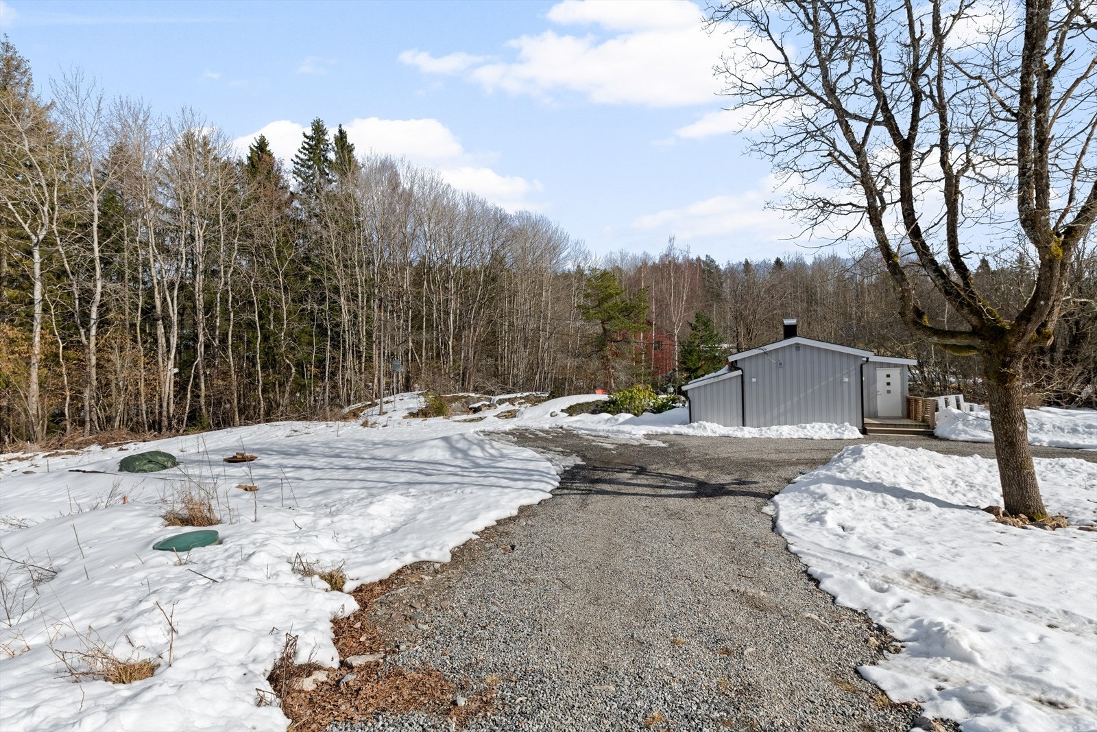 Eiendommen er på ca. 2 020 m2, og er registrert som en fritidsbolig og består av fritidsbolig med uthus og påbegynt garasje. Det gjøres oppmerksom på at bygningene på eiendommen er omgjort - se pkt. ferdigattest for mer informasjon. Galleribilde