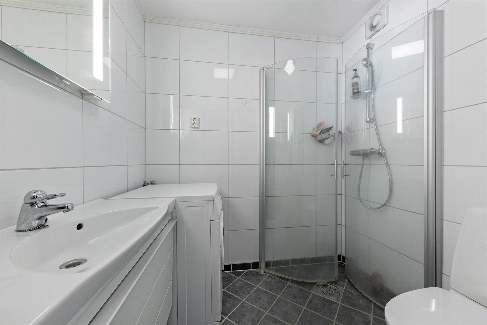 Badet i uthuset. Galleribilde