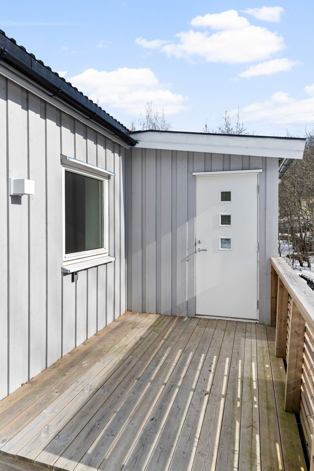 Det er adkomst til hytten fra bakkeplan, og inn i første etasje. Galleribilde