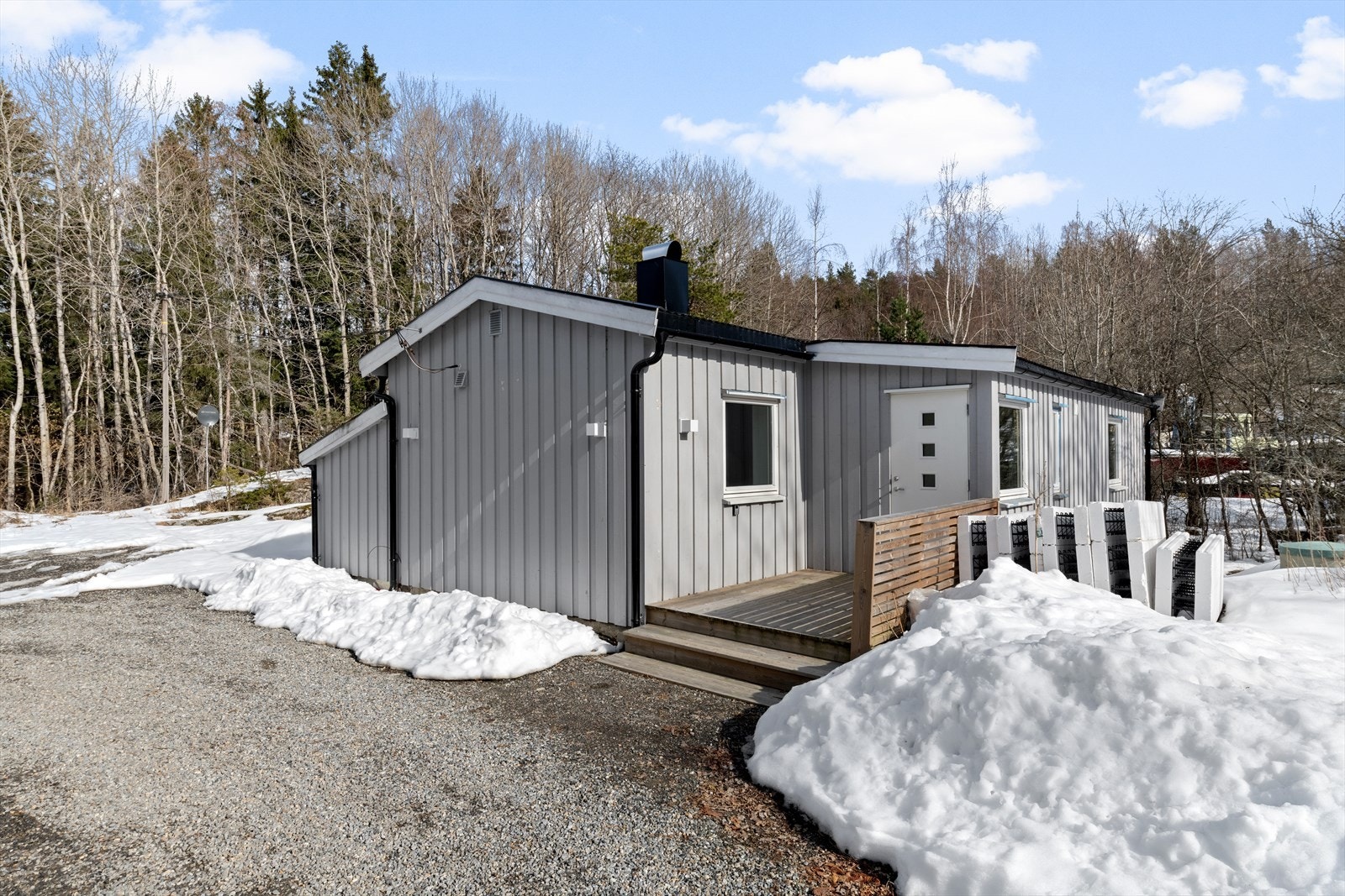Det gjøres oppmerksom på at hytten er omgjort fra godkjente bygningstegninger dvs. er tilbygget, innbygget og ombygget. Dette er ikke godkjent hos kommunen. Beskrivelsen av hytten, er basert på slik den er i dag. Se pkt. ferdigattest for mer informasjon. Galleribilde