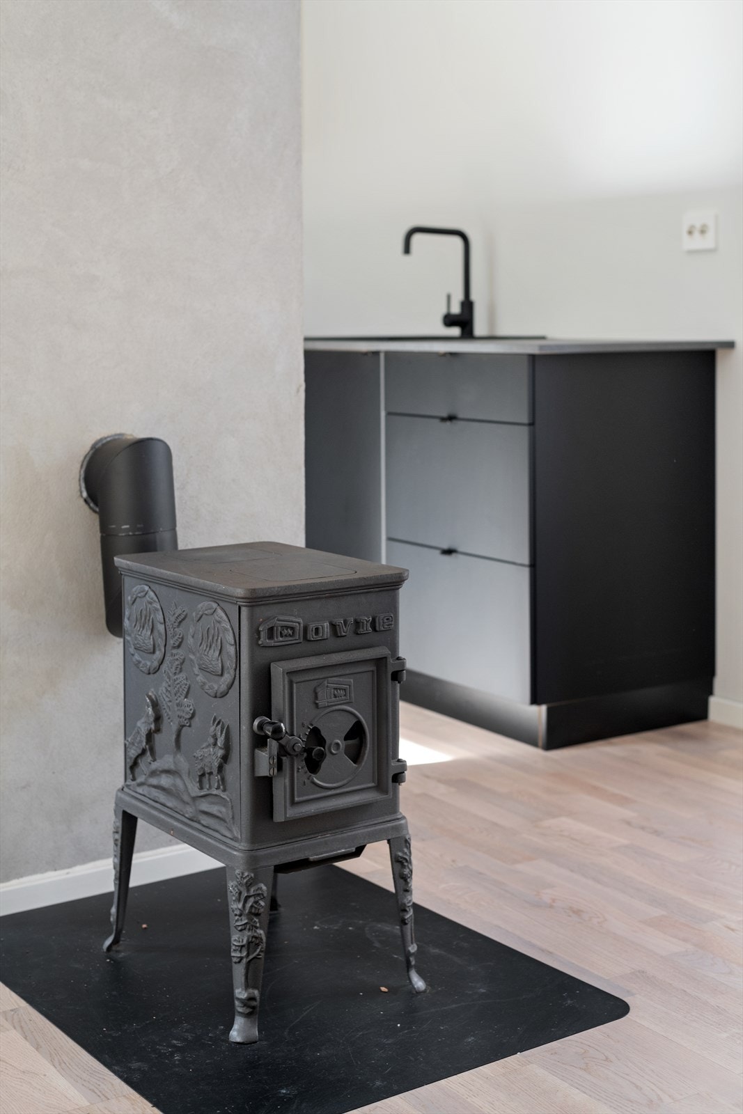 I stuen er det montert vedovn, som avgir god varme på kalde dager. Galleribilde