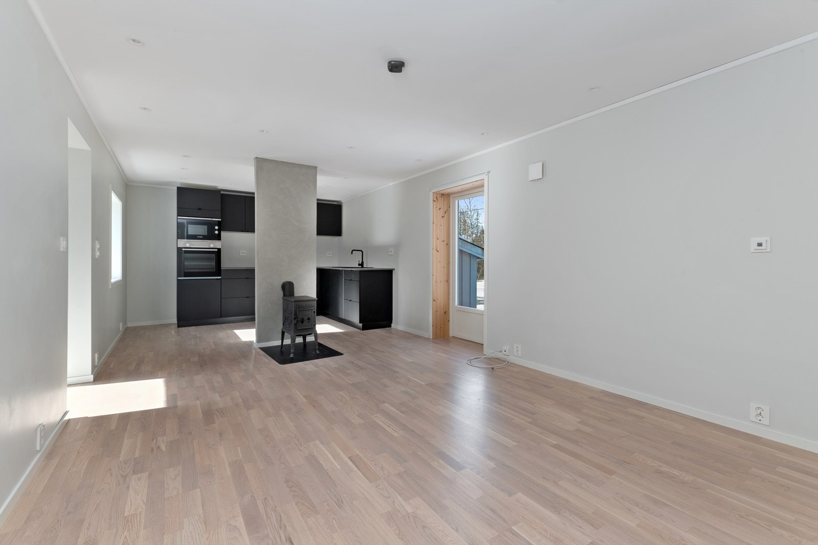 Stuen er romslig, med god plass til å møblere slik du selv ønsker. Det er flere vindusflater som slipper inn mye naturlig lys og skaper en hyggelig atmosfære i rommet. Galleribilde