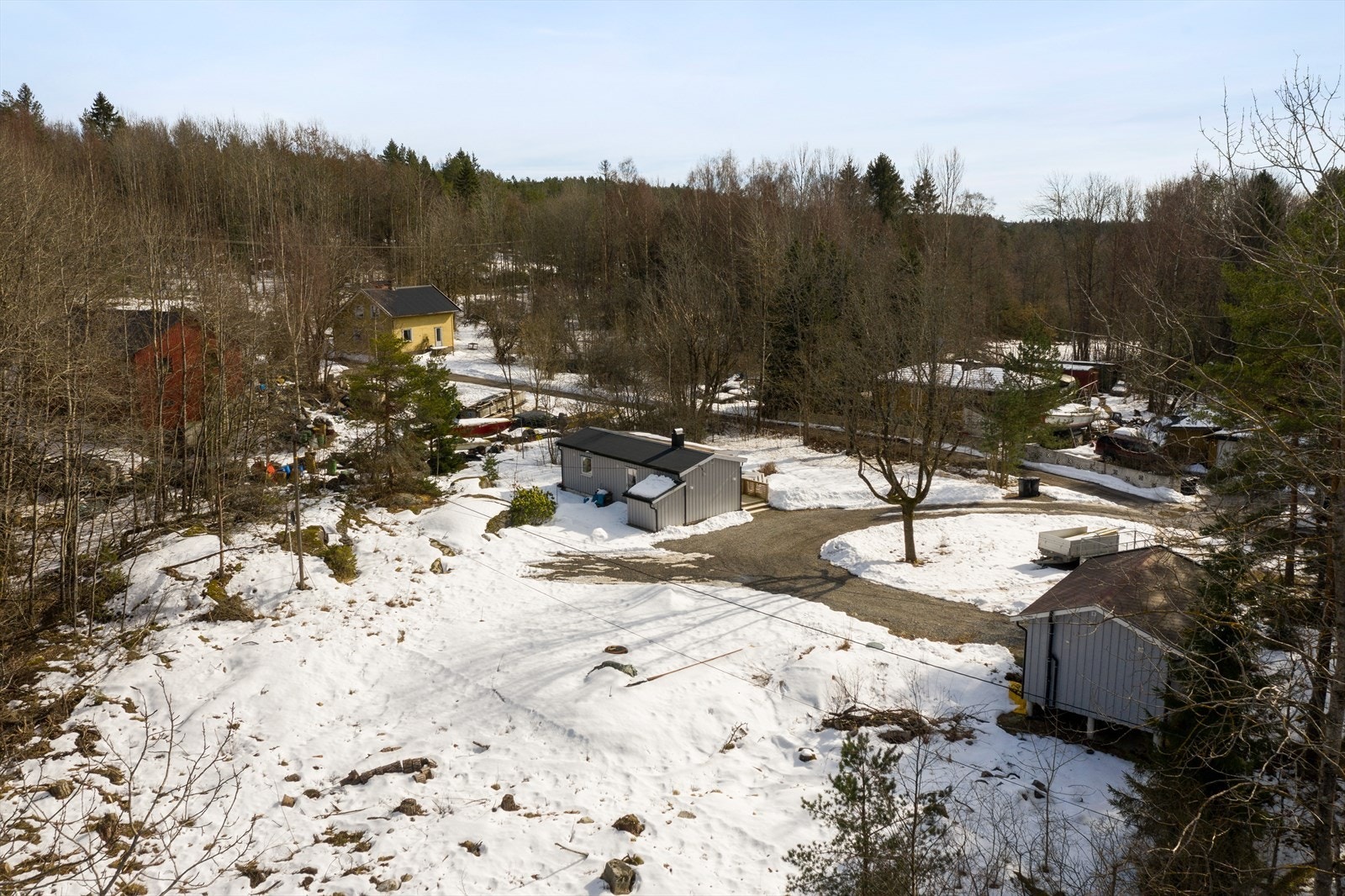 Tomten er opparbeidet med plenarealer, beplantninger, trær, fjell i dagen og gruslagt gårdsplass. Fritidboligen er beliggende i et flott område på Spro i Nesodden kommune. Galleribilde