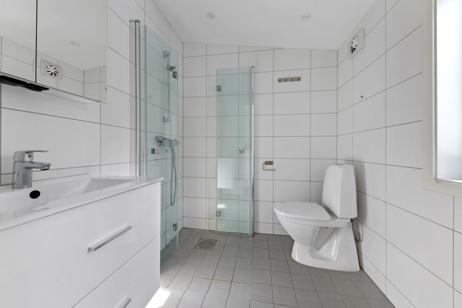 Badet er fra 2018/2019, og utført i egeninnsats iht. eier. Det foreligger ingen dokumentasjon på badet. Badet er med fliser på vegger og gulv. Galleribilde