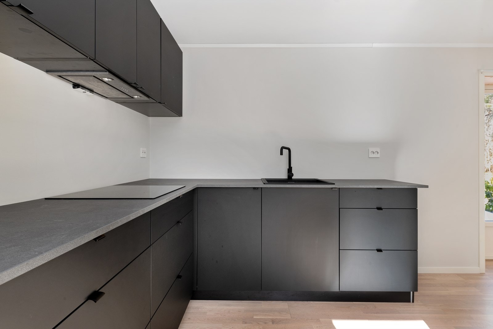 Videre byr kjøkkenet på integrerte hvitevarer som: mikrobølgeovn, komfyr, platetopp, oppvaskmaskin og kombinert kjøleskap. Se pkt. innbo og løsøre for mer informasjon om hvilken hvitevarer som medfølger Galleribilde