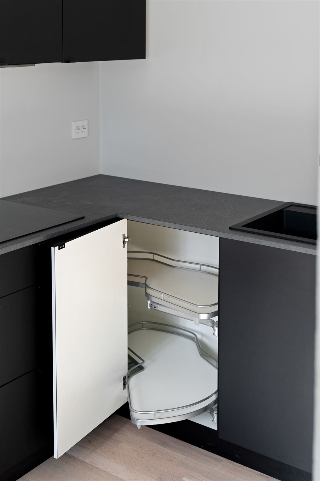 Kjøkkenet er godt utnyttet, og er utformet i en praktisk form, med godt med skap- og oppbevaringsplass. Galleribilde