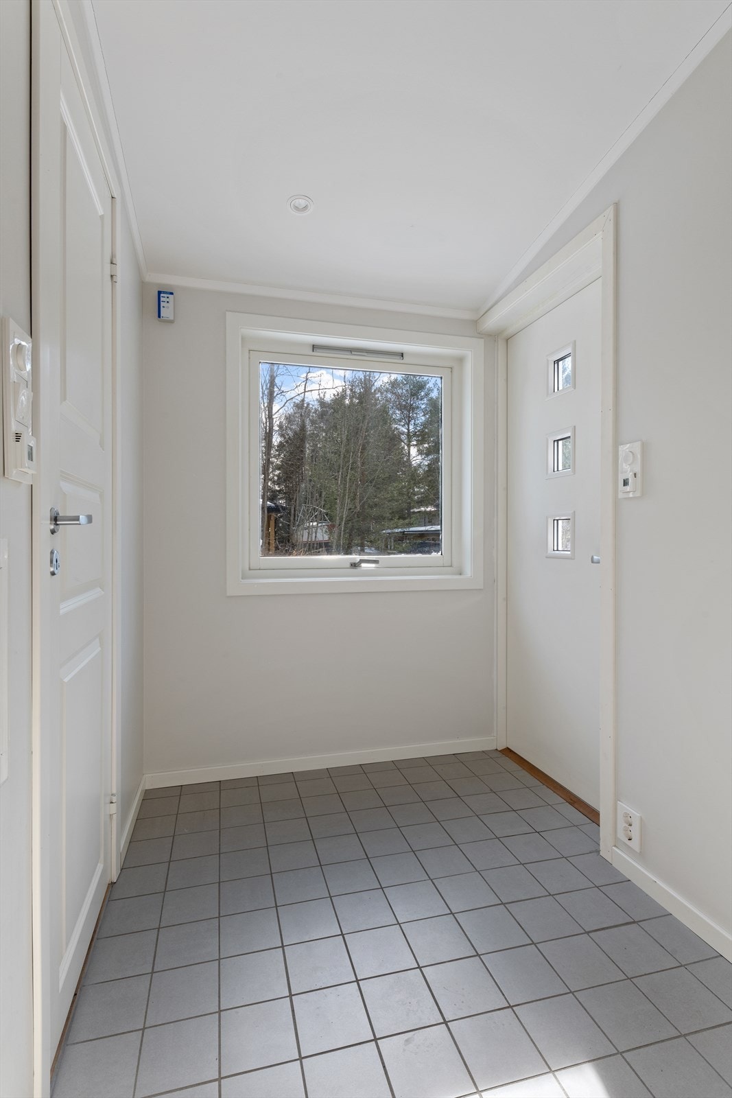 Velkommen inn - her ønskes du velkommen inn i lys entrè med plass til å henge fra deg ytterklær. Galleribilde