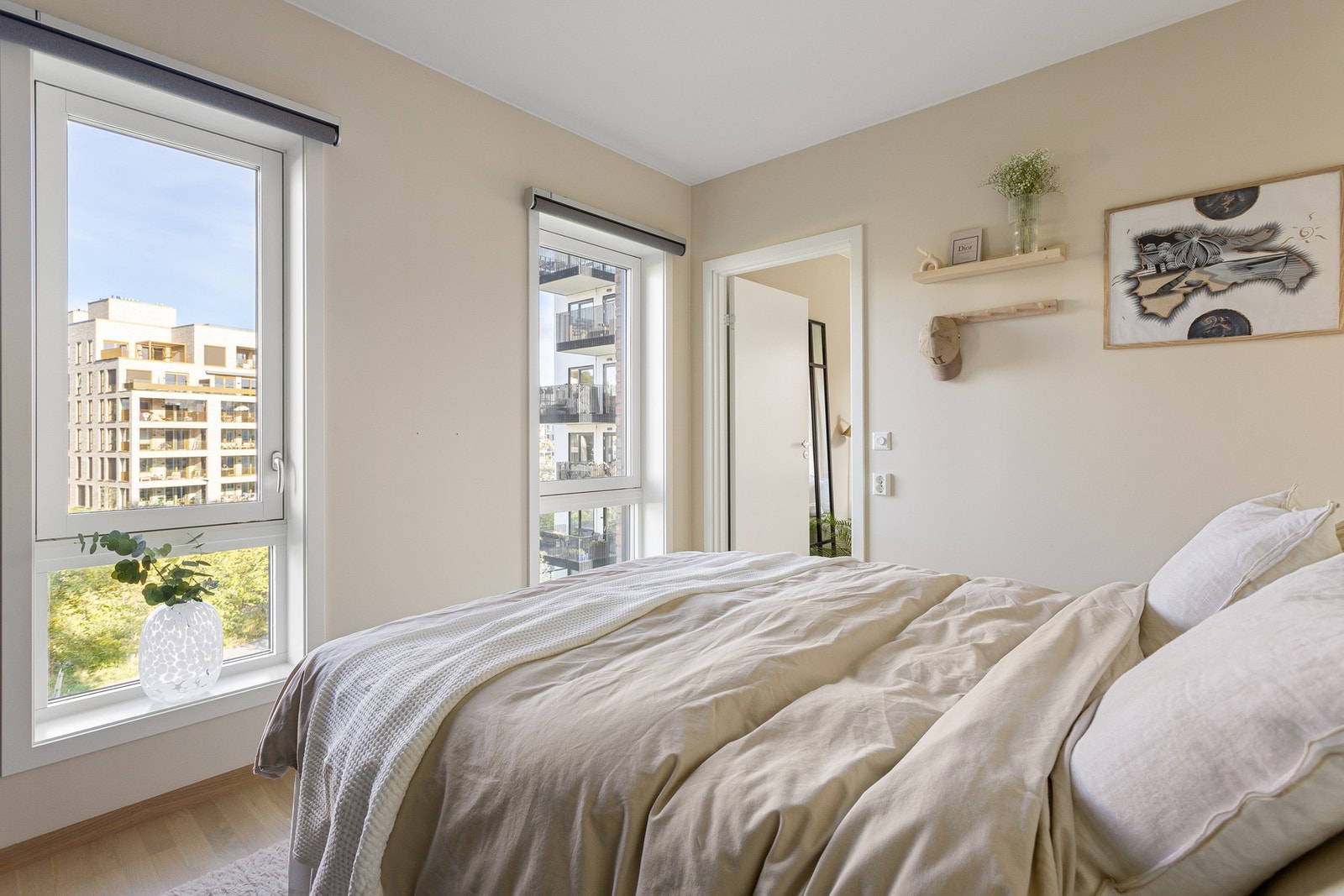 Store vindusflater som gir godt med naturlig lys. Galleribilde