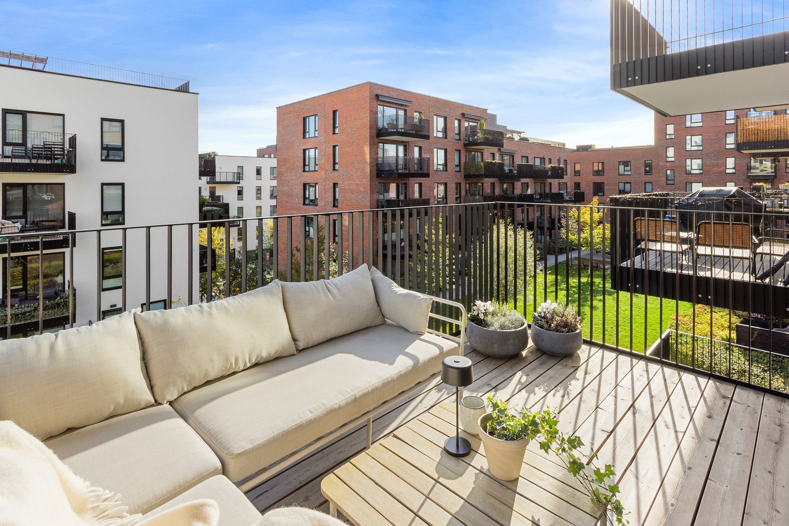 Fra stuen er det utgang til en sydøstvendt balkong på 8 kvm med gode solforhold. Galleribilde