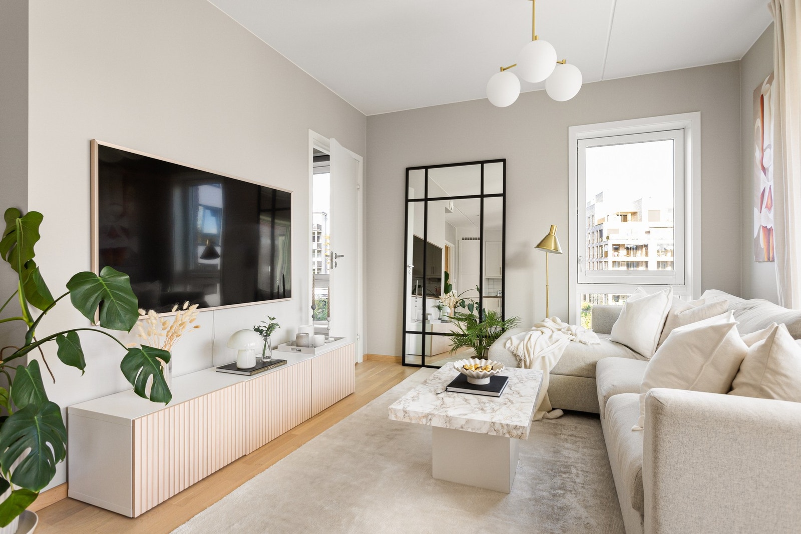 Her får du godt med naturlig lys fra generøse vindusflater noe som bidrar til en lys og luftig romfølelse. Galleribilde