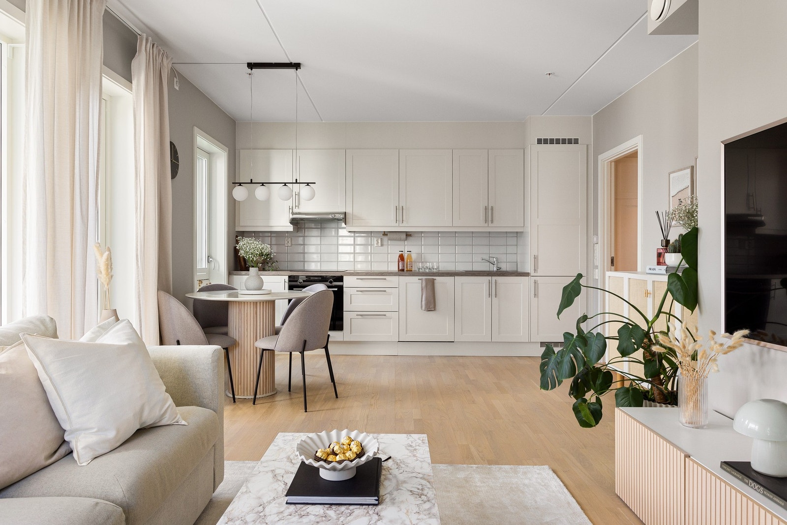 Den åpne kjøkkenløsningen gjør det enkelt å være sosial samtidig som du lager mat. Galleribilde