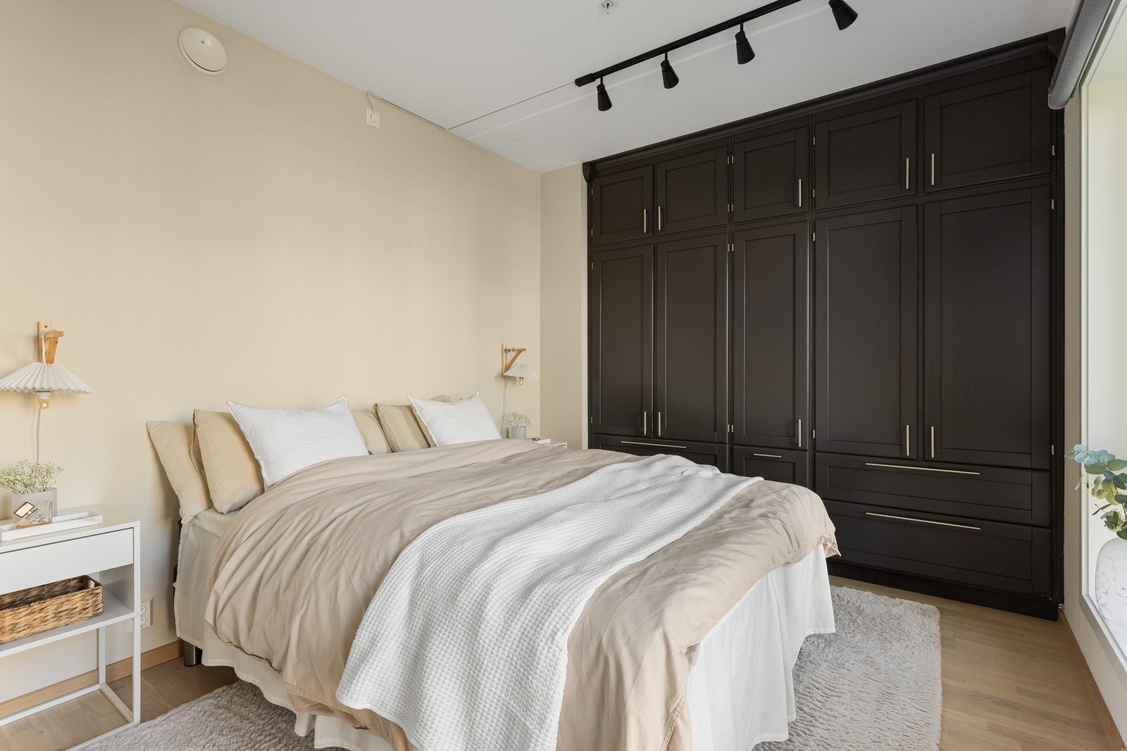 Leiligheten har et pent og romslig soverom med god plass til dobbeltseng og tilhørende nattbord. Galleribilde