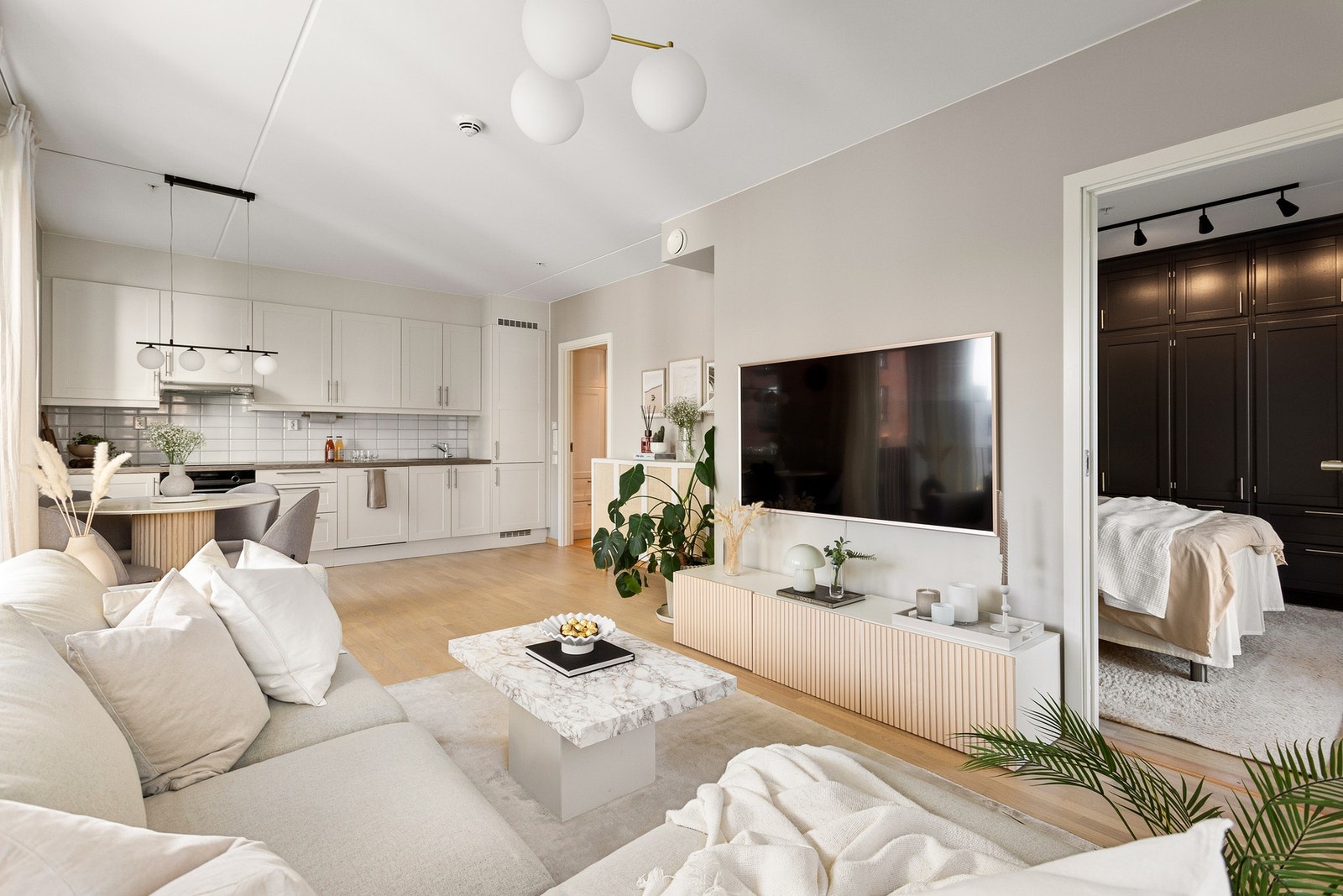 Leiligheten har en åpen stue- og kjøkkenløsning og er kjernen i leiligheten. Galleribilde