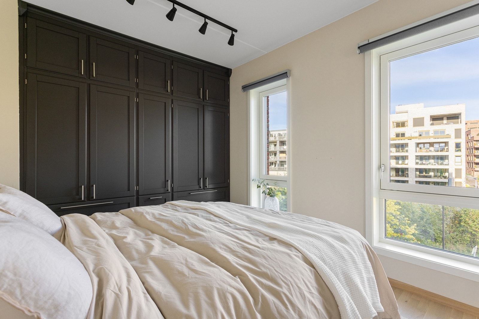 Soverommet har en praktisk innebygget garderobeløsning som gir godt med oppbevaring. Garderobeløsningen medfølger ved salg. Galleribilde