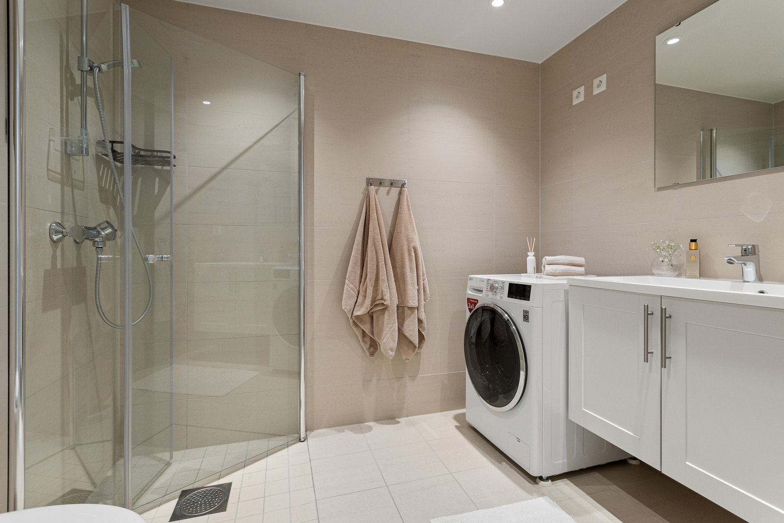 Et lekkert flislagt baderom med varme i gulv og downlights i himling. Galleribilde