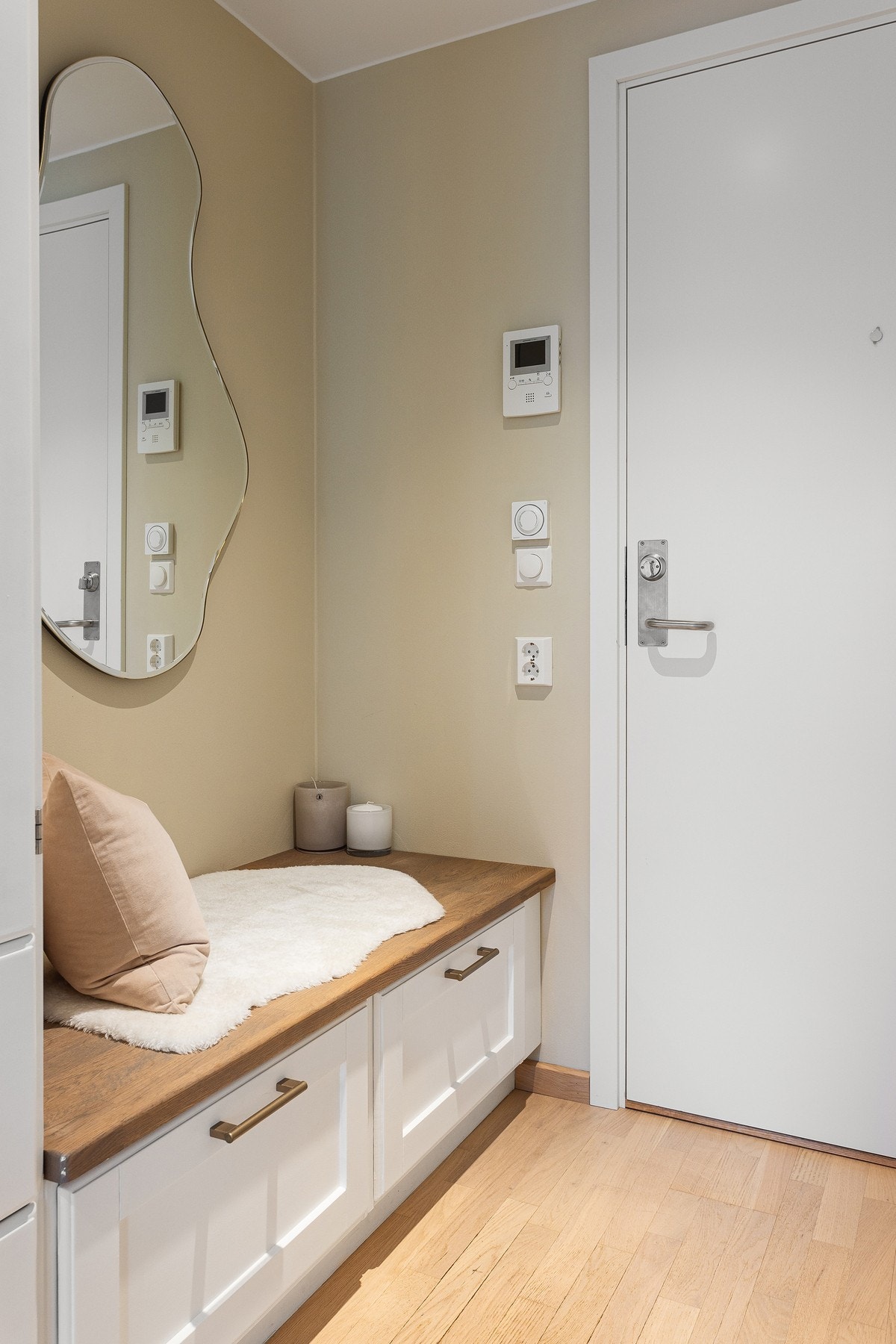 Du åpner inngangsdøren og ønskes velkommen inn til det som kan bli ditt neste hjem! Oppgangen har dørcalling. Galleribilde