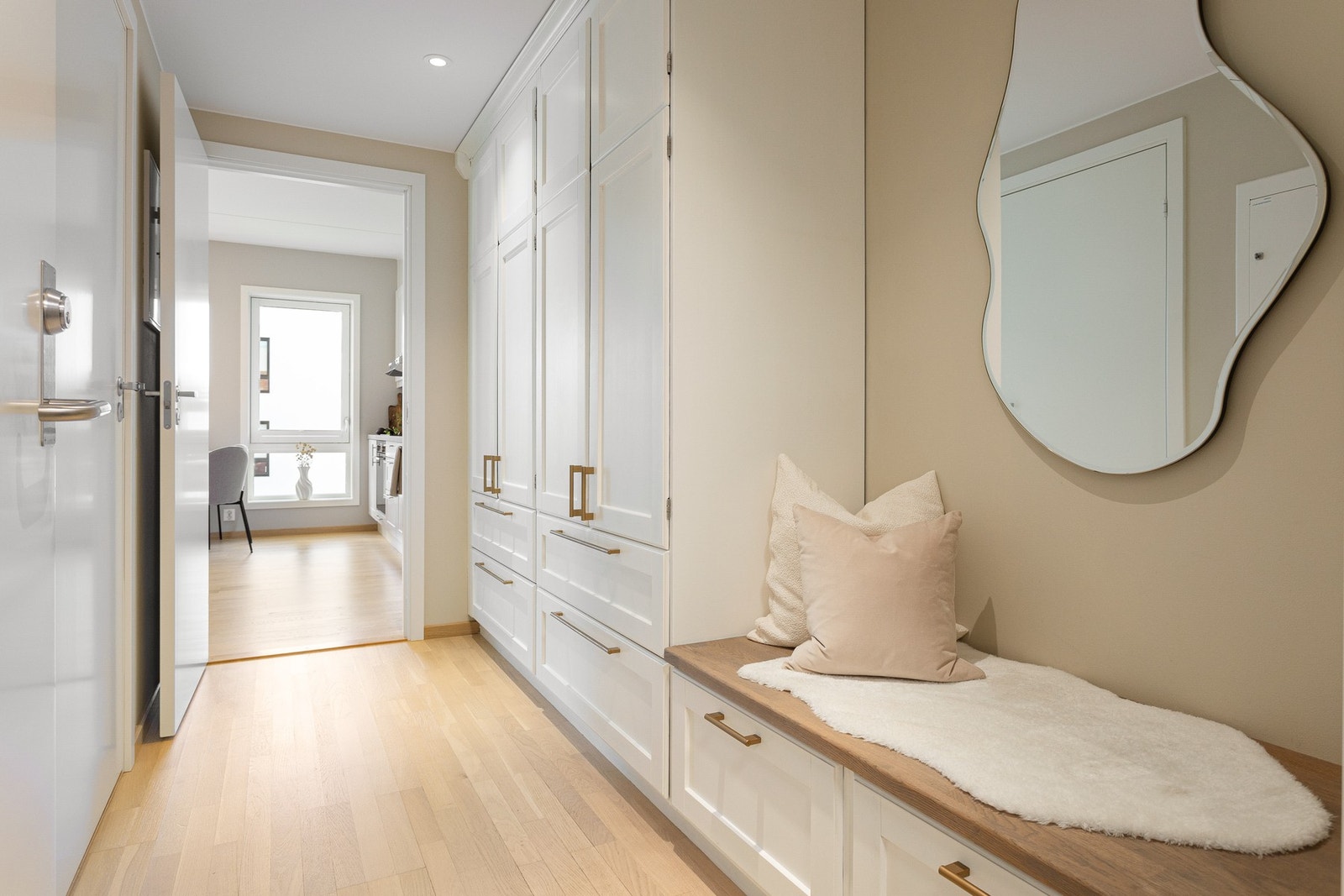 En innbydende entré med parkett på gulv - noe som er gjennomgående for hele boligen med unntak av bad. Det er også vannbåren gulvvarme i entré, stue og kjøkken. Galleribilde