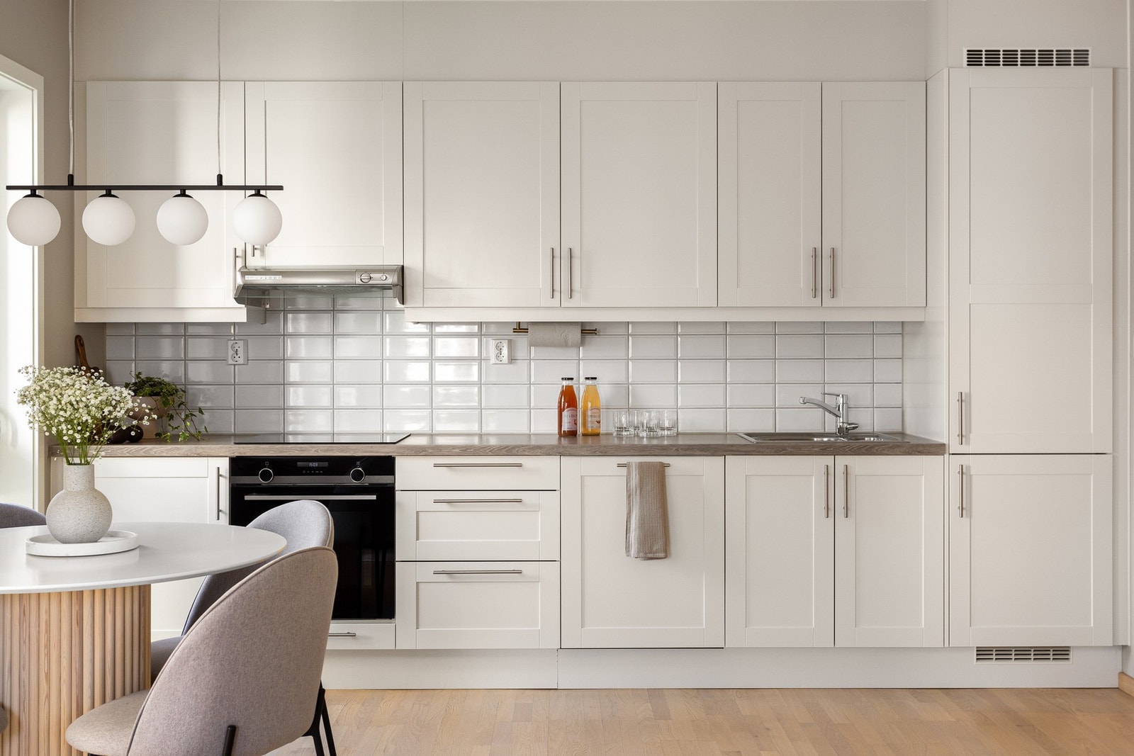 Kjøkkenet fra Sigdal er godt utnyttet med mye skap- og benkeplass, perfekt for hobbykokken. Galleribilde