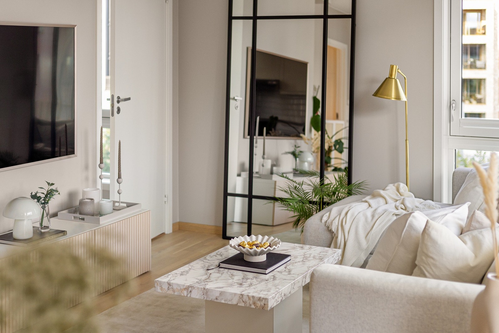 Stuen har gode innredningsmuligheter hvor det er god plass til sofagruppe med tilhørende møblement. Galleribilde