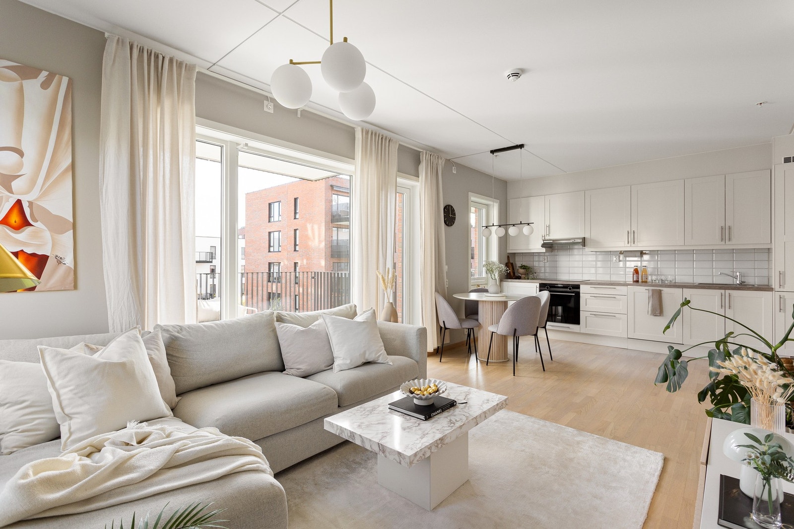 Naturlig sone for plassering av spisebord mellom stue- og kjøkken. Galleribilde