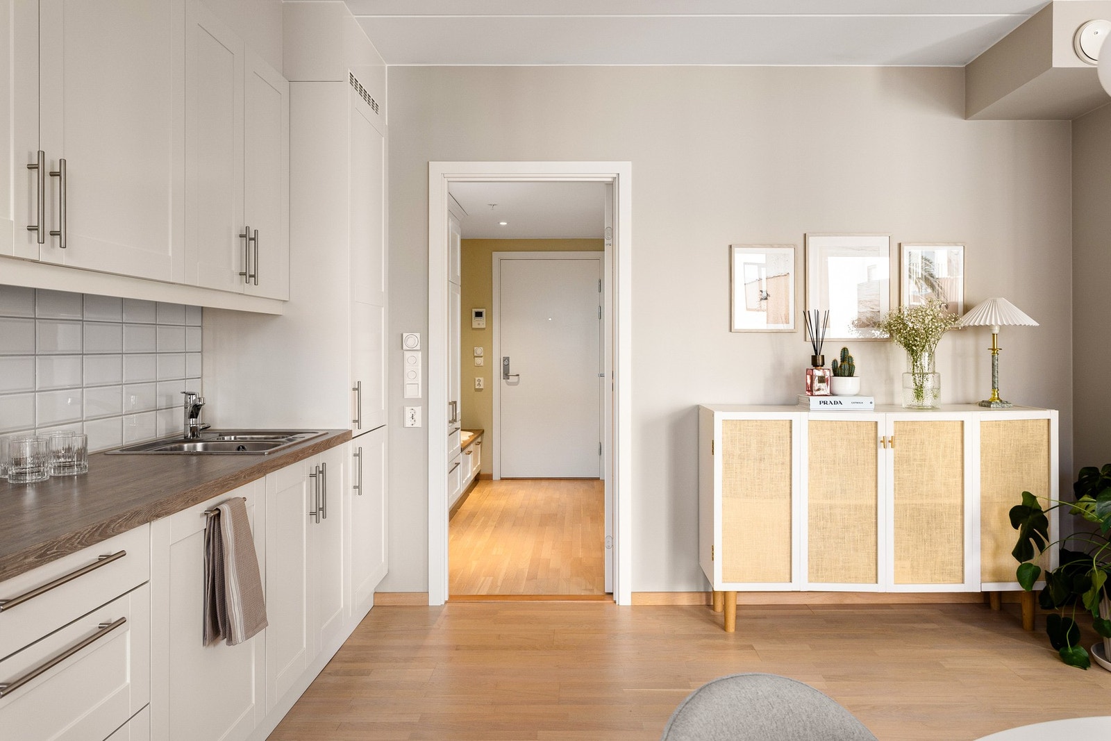 Kjøkkenet er utstyrt med hvitevarer som kjøl/frys, oppvaskmaskin, induksjonstopp og stekeovn som medfølger. Galleribilde