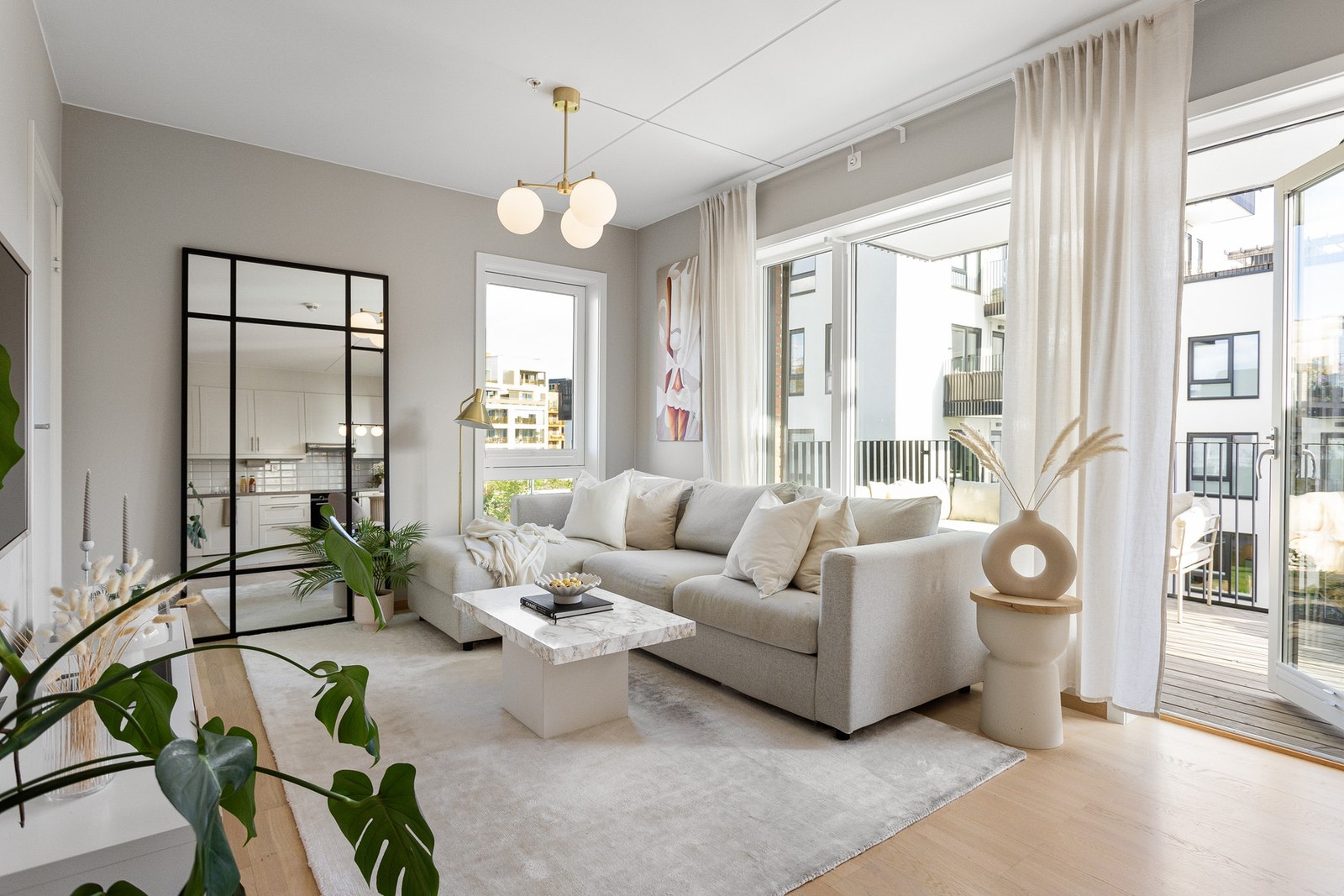 Leiligheten har en åpen stue- og kjøkkenløsning og er kjernen i leiligheten. Galleribilde