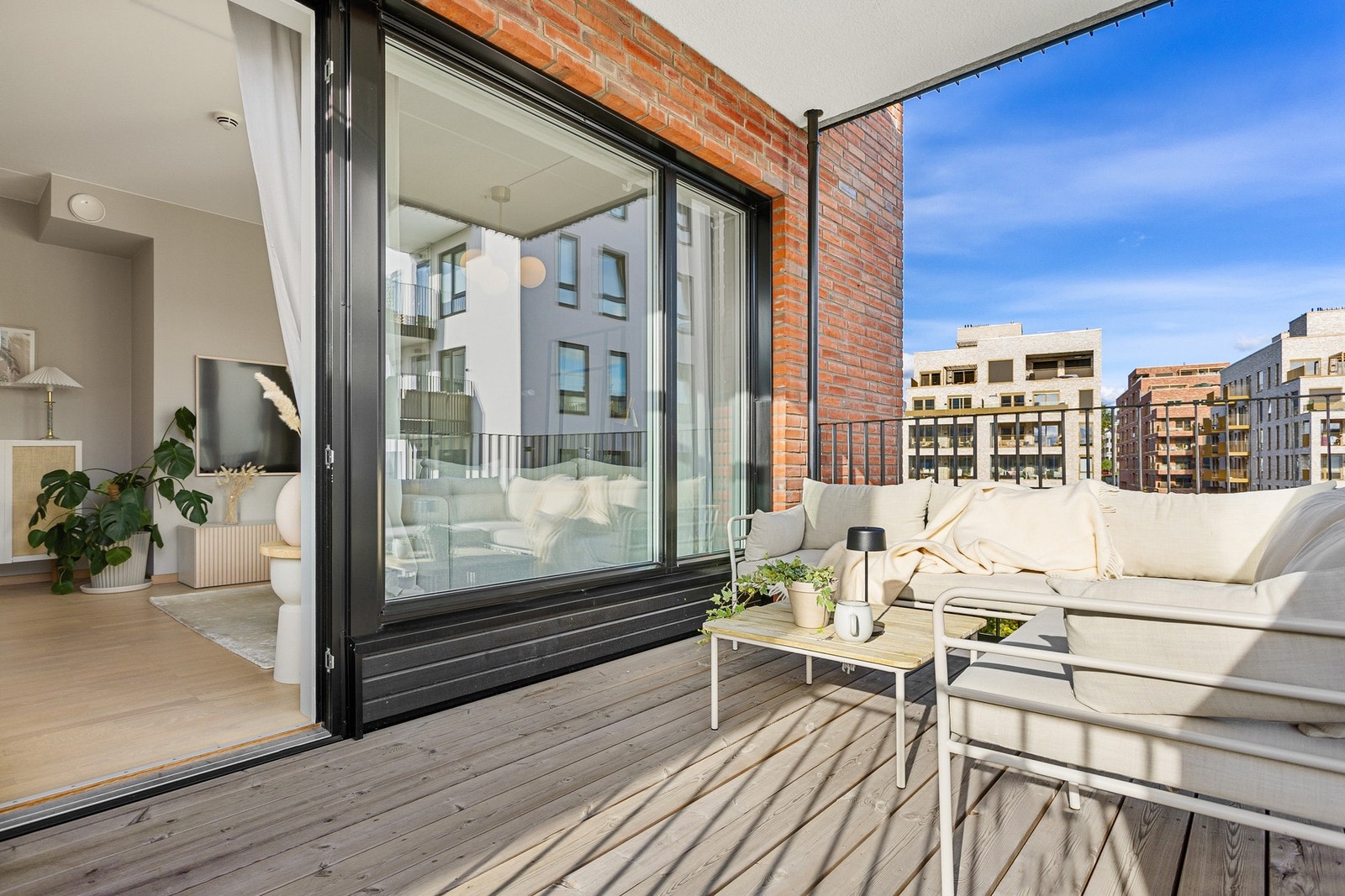 Her har du plass til både sittegruppe, grill og beplanting. Balkongen er utstyrt med utebelysning og stikkontakt. Galleribilde