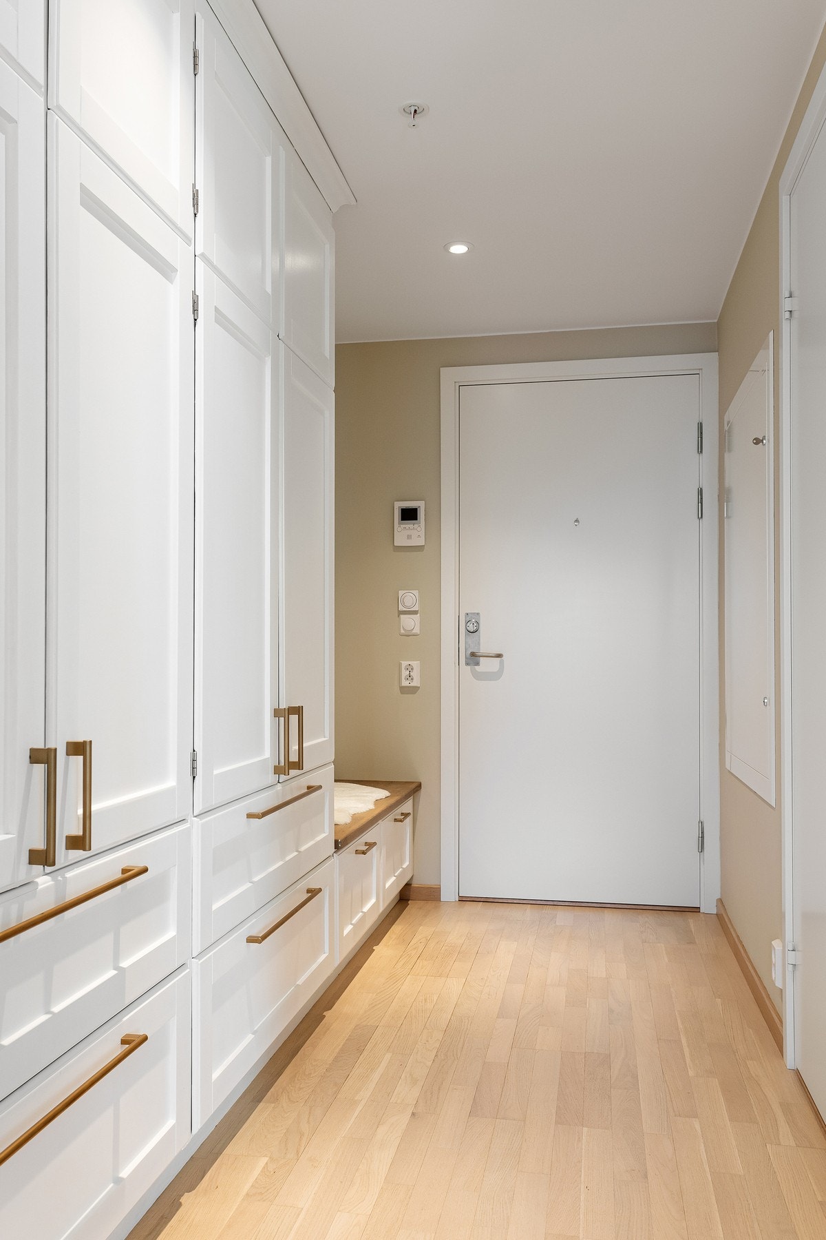 I entreen er det en romslig og praktisk garderobeløsning som gir godt med oppbevaringsplass. Galleribilde