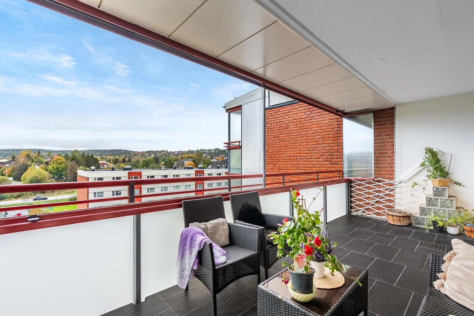 Balkongen på ca. 15 kvm kan benyttes året rundt og byr på en perfekt plass for avslapning eller hyggelige måltider ute. Galleribilde