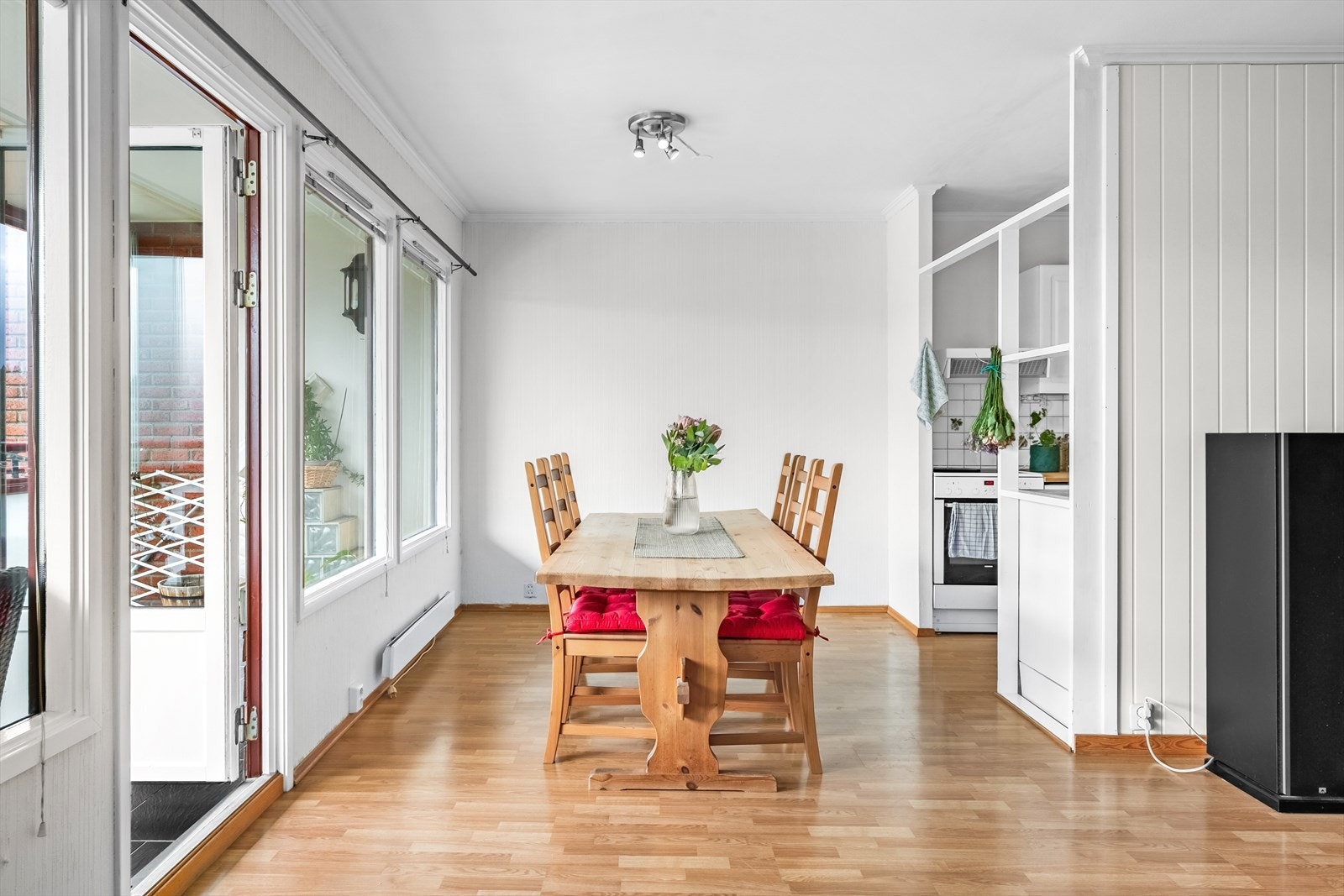 Herfra har du også direkte utgang til den innglassede balkongen, som fungerer som en forlengelse av stuen. Galleribilde